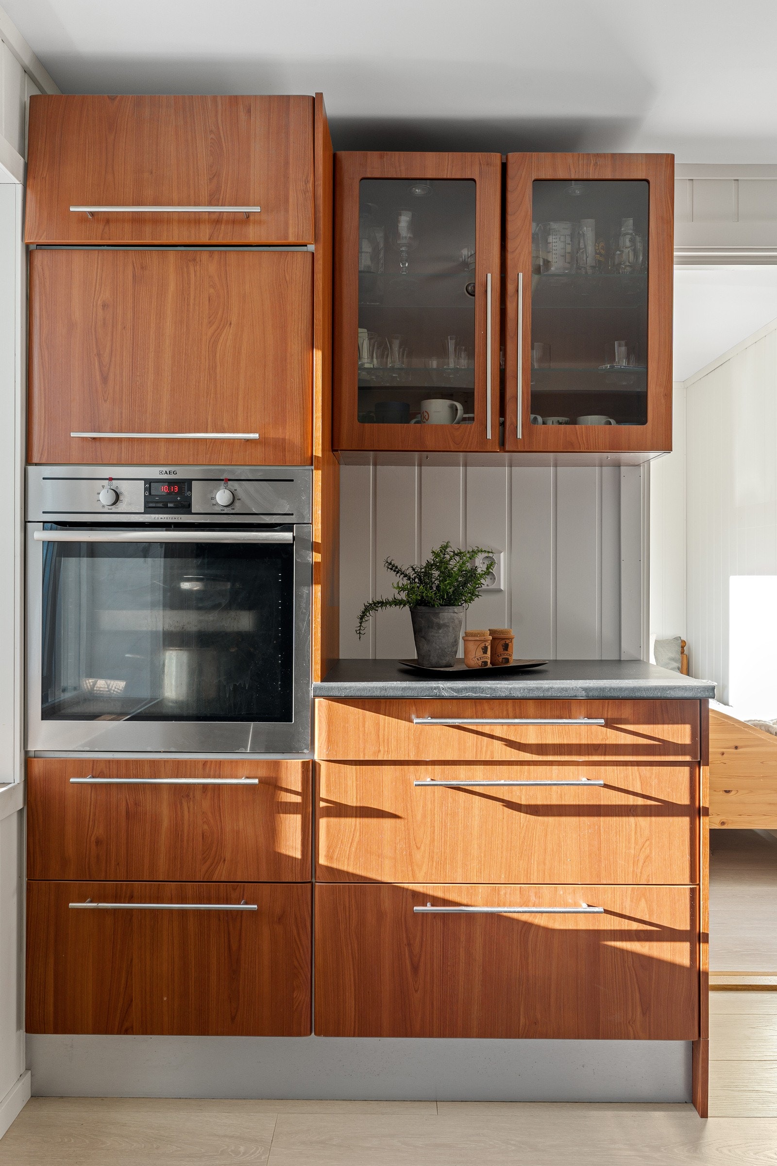 Integrert stekeovn, ellers er det plass til frittstående hvitevarer.