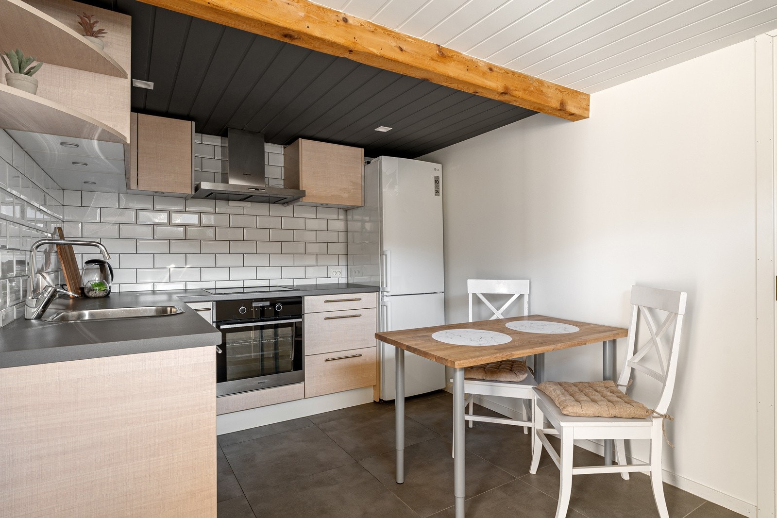 Praktisk kjøkken med gode arbeidsforhold.