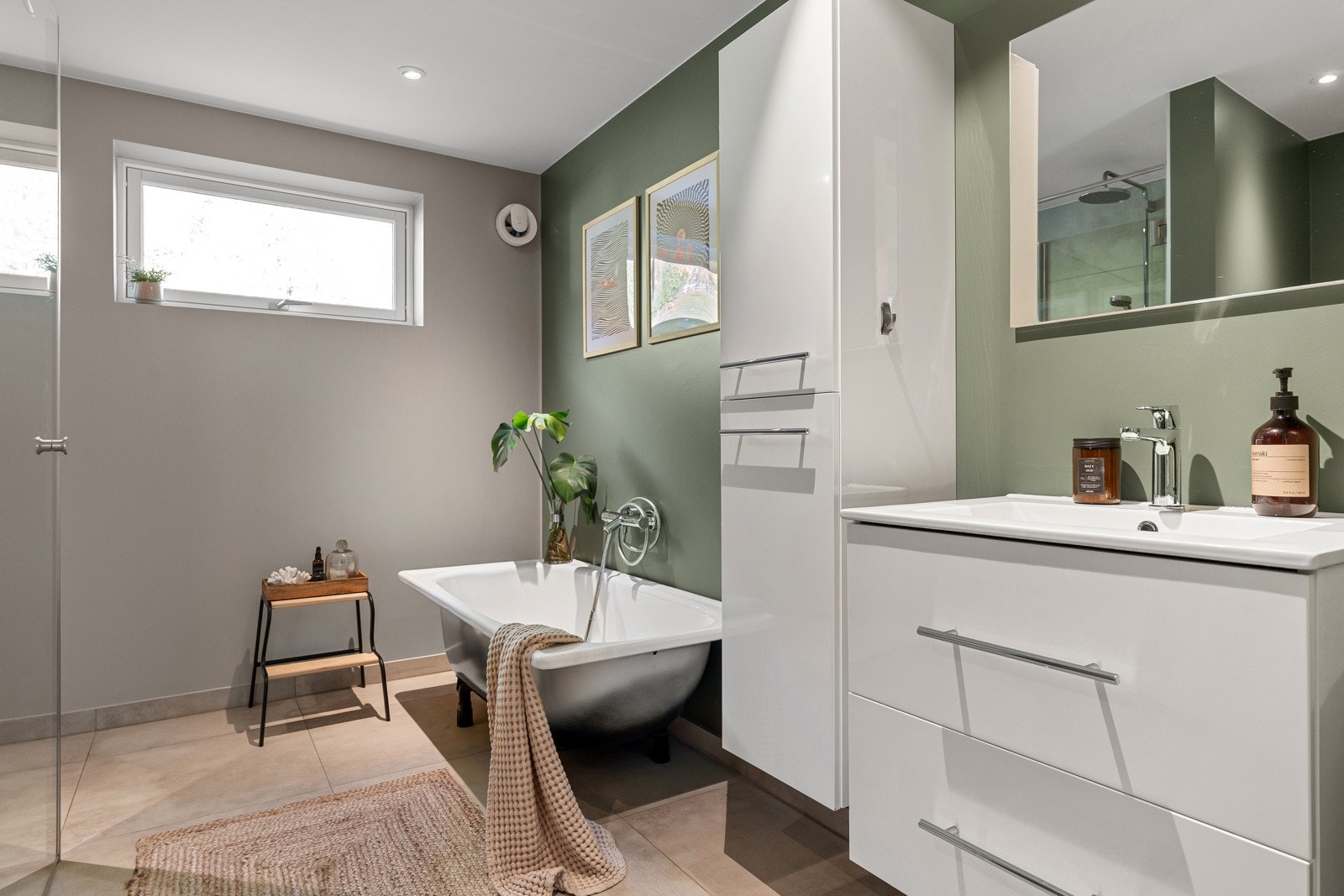 Enkel eleganse preger badet, som fremstår både funksjonelt og stilfullt.