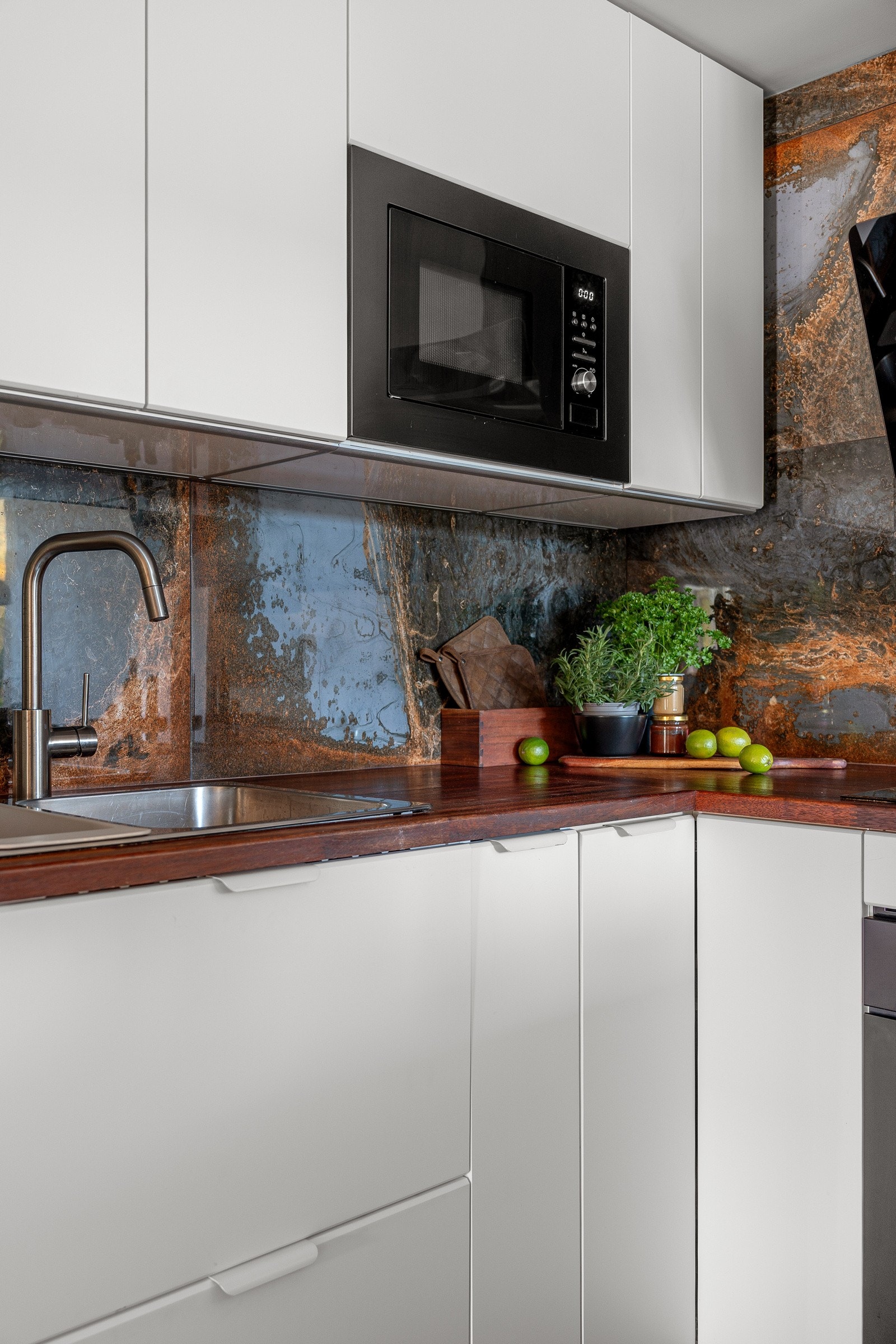 Moderne og integrerte hvitevarer som inkluderer kjøleskap, fryseskap, oppvaskmaskin, induksjonstopp, vinskap, mikro, stekeovn, vannstoppsystem og komfyrvakt.