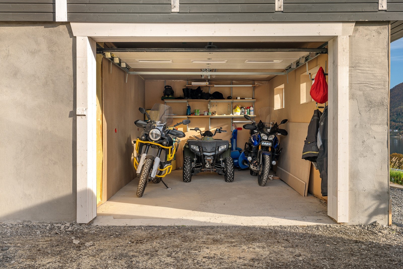 Isolerte garasjeporter i begge garasjene.