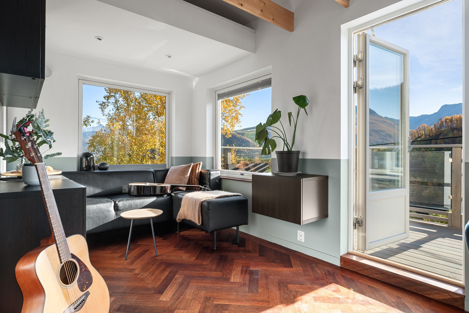 Fra stuerommet har du utgang til en helig balkong med gode sol- og utsiktsforhold.