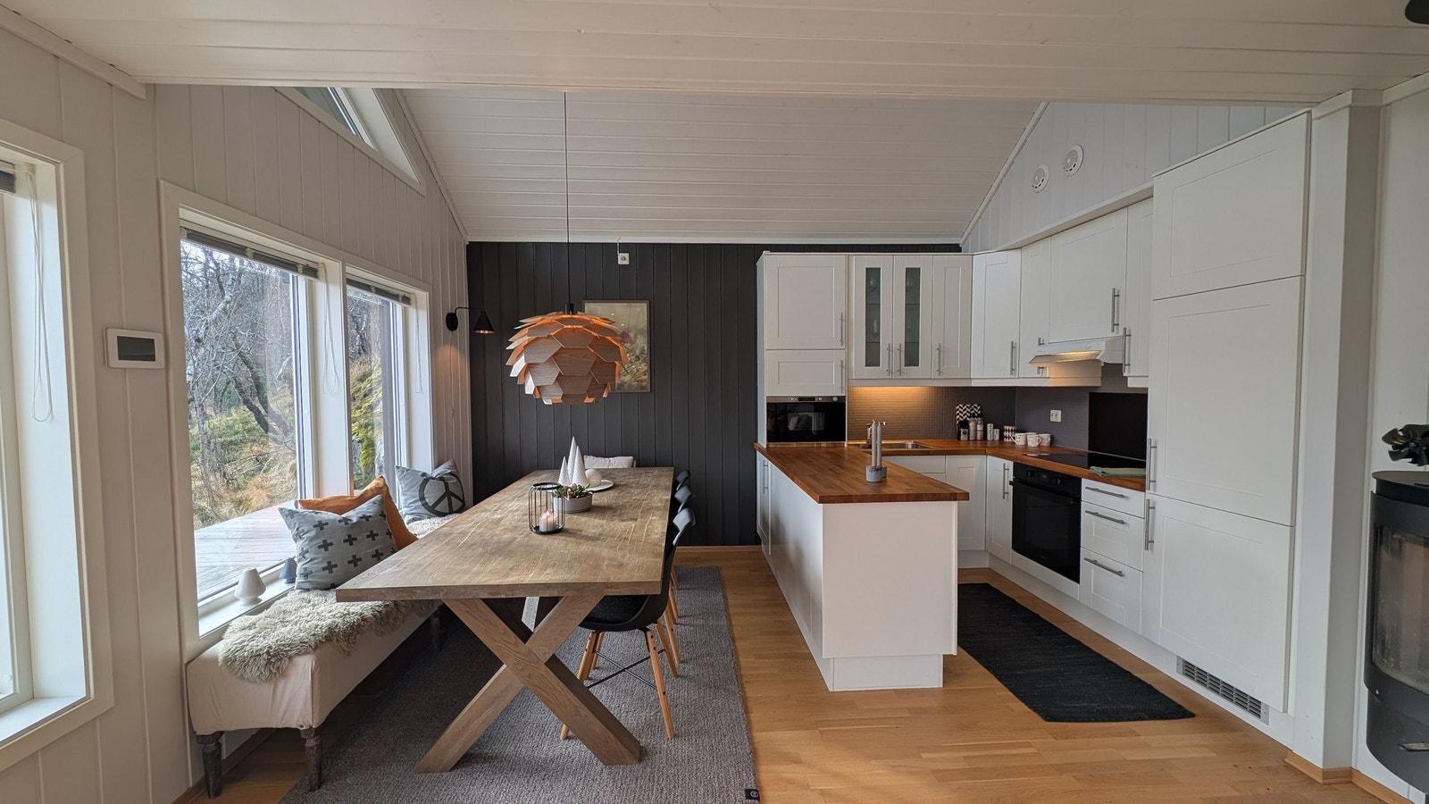 Kjøkken og spiseplass. Kjøkkenet har en praktisk øy med skap for oppbevaring Galleribilde
