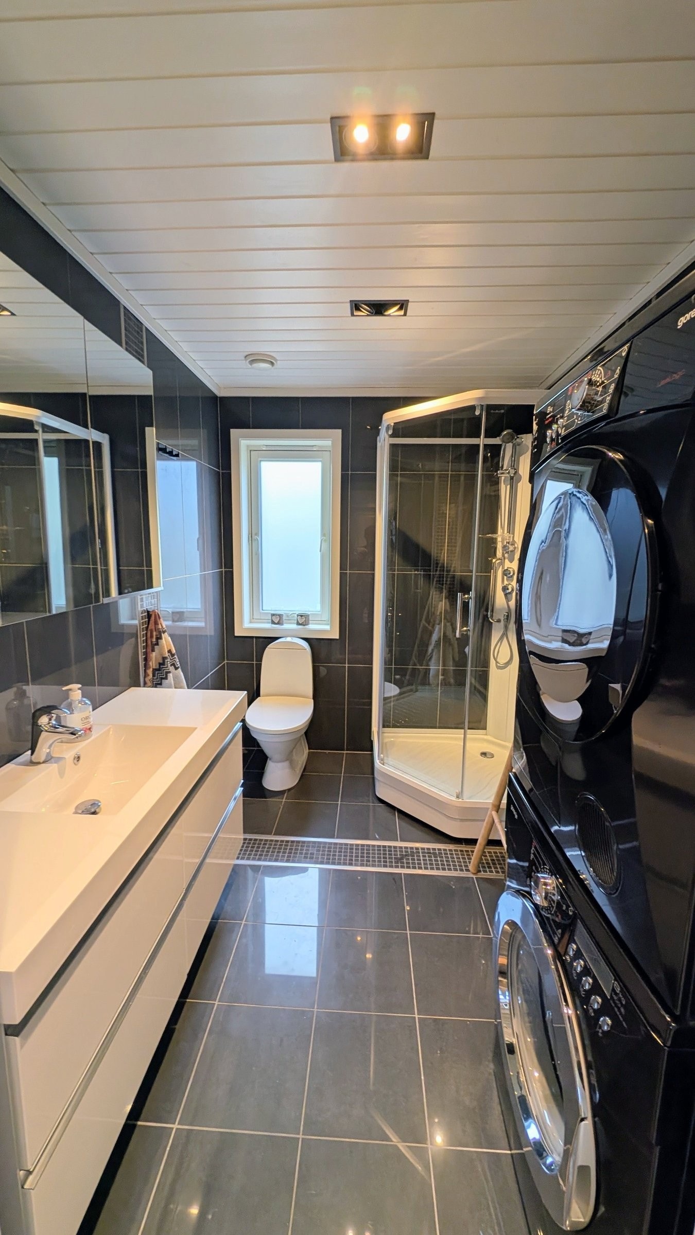 Flott fliselagt bad med varmekabler i gulv, samt vaskemaskin og tørketrommel som følger med kjøpet. Galleribilde