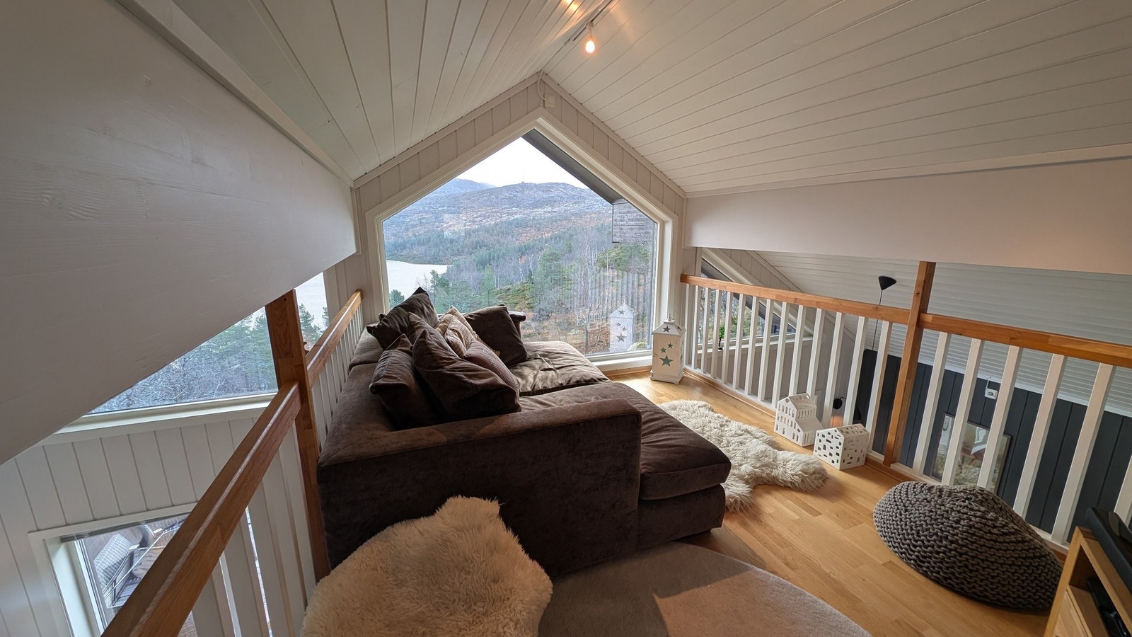 Koselig hems med flott utsiktsvindu fra gulv til tak Galleribilde