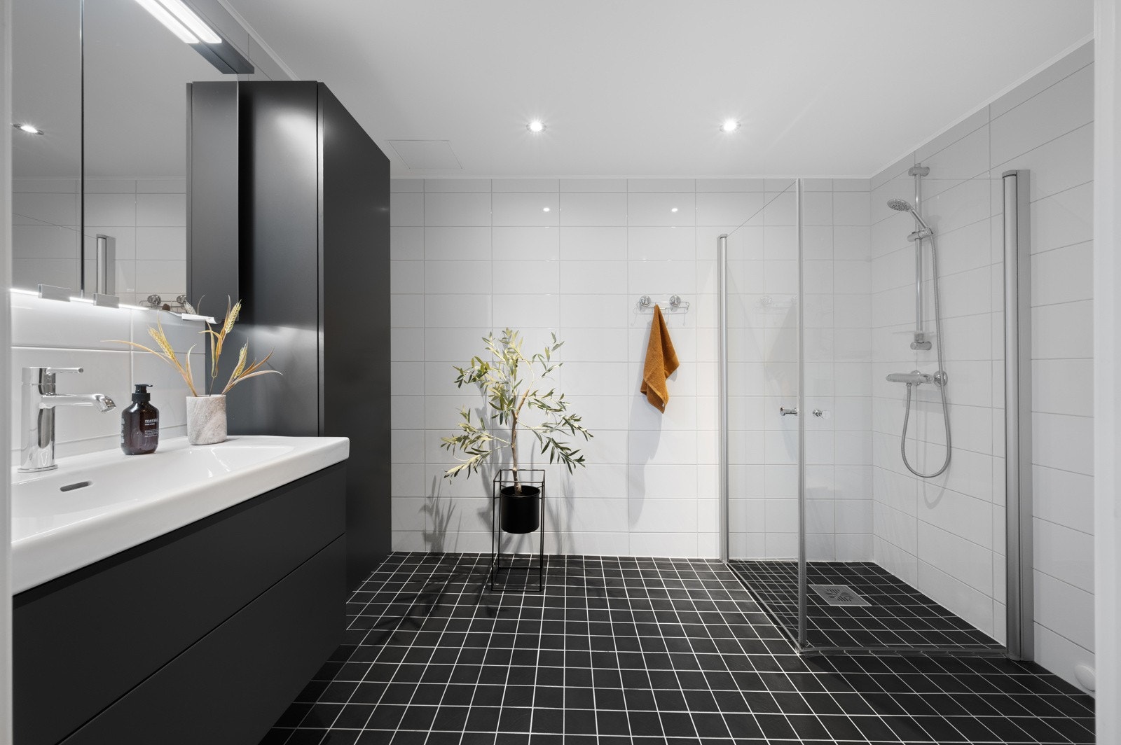 Badert er svært romslig med baderomsinredning fra 2021. Galleribilde