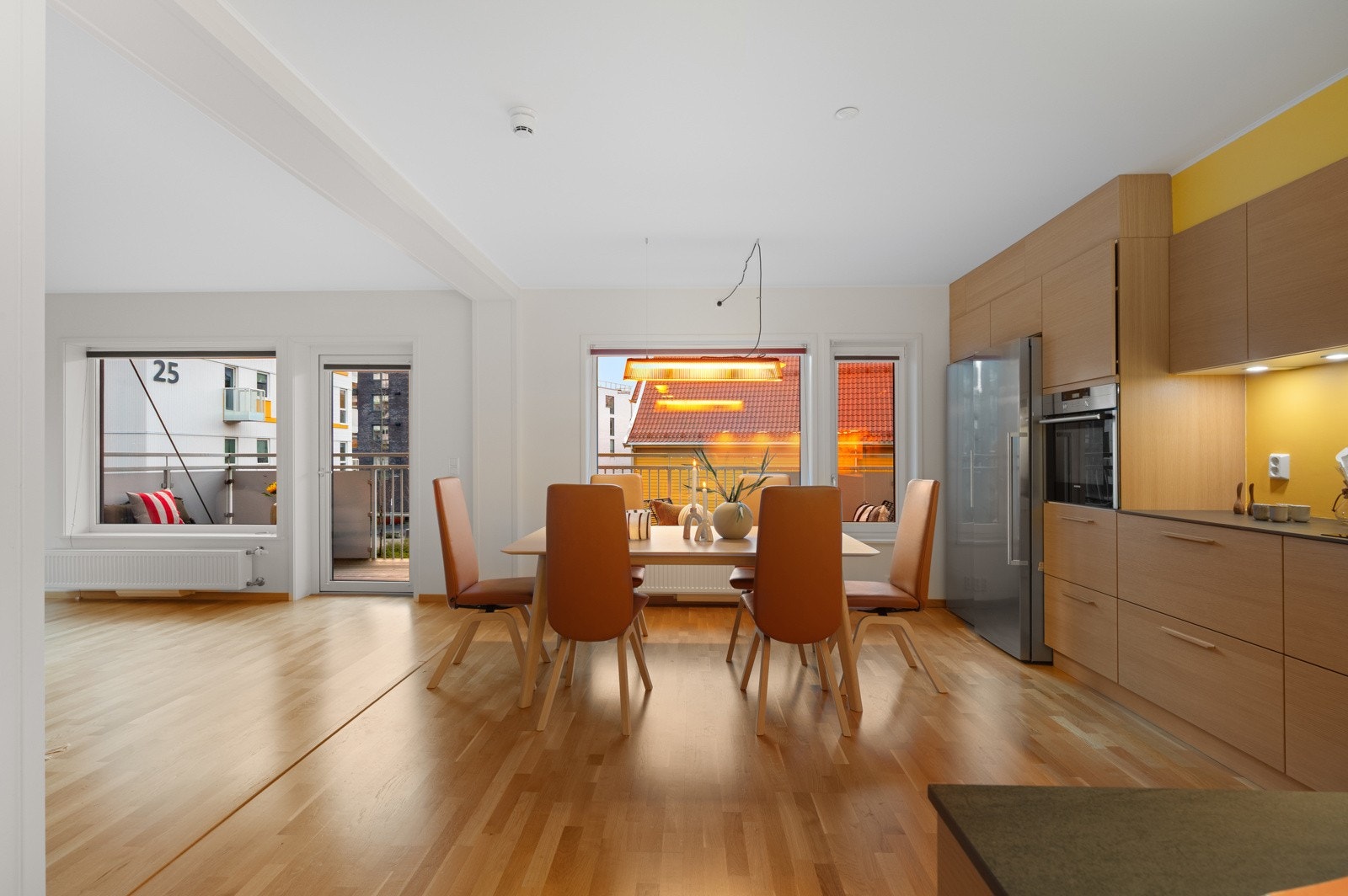 Her er det godt med plass til å dekke til selskap eller søndagsmiddag! Galleribilde