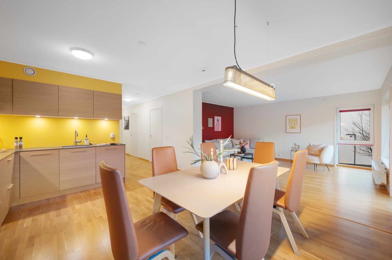 Kjøkken og stue i delvis åpen løsning. Galleribilde