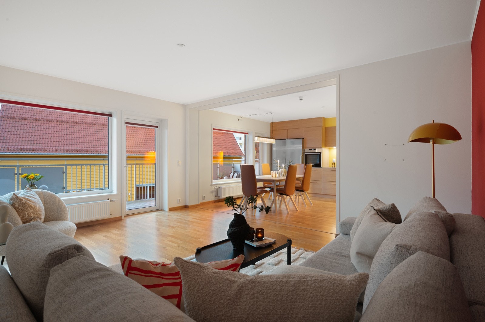 Plasseringen i enden av bygget gir godt med naturlig lys. Galleribilde