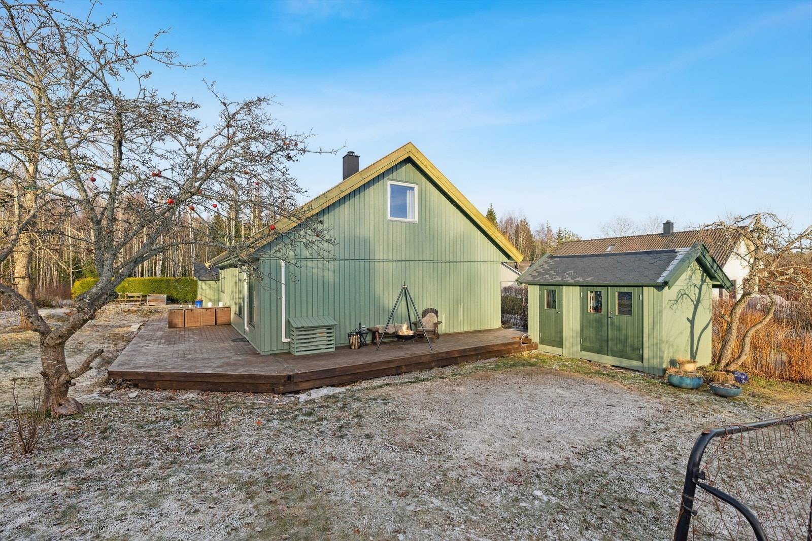 Stor terrasseplatting og skjermet hage. Det er ny panel på sydveggen og huset er malt i 2025. Galleribilde