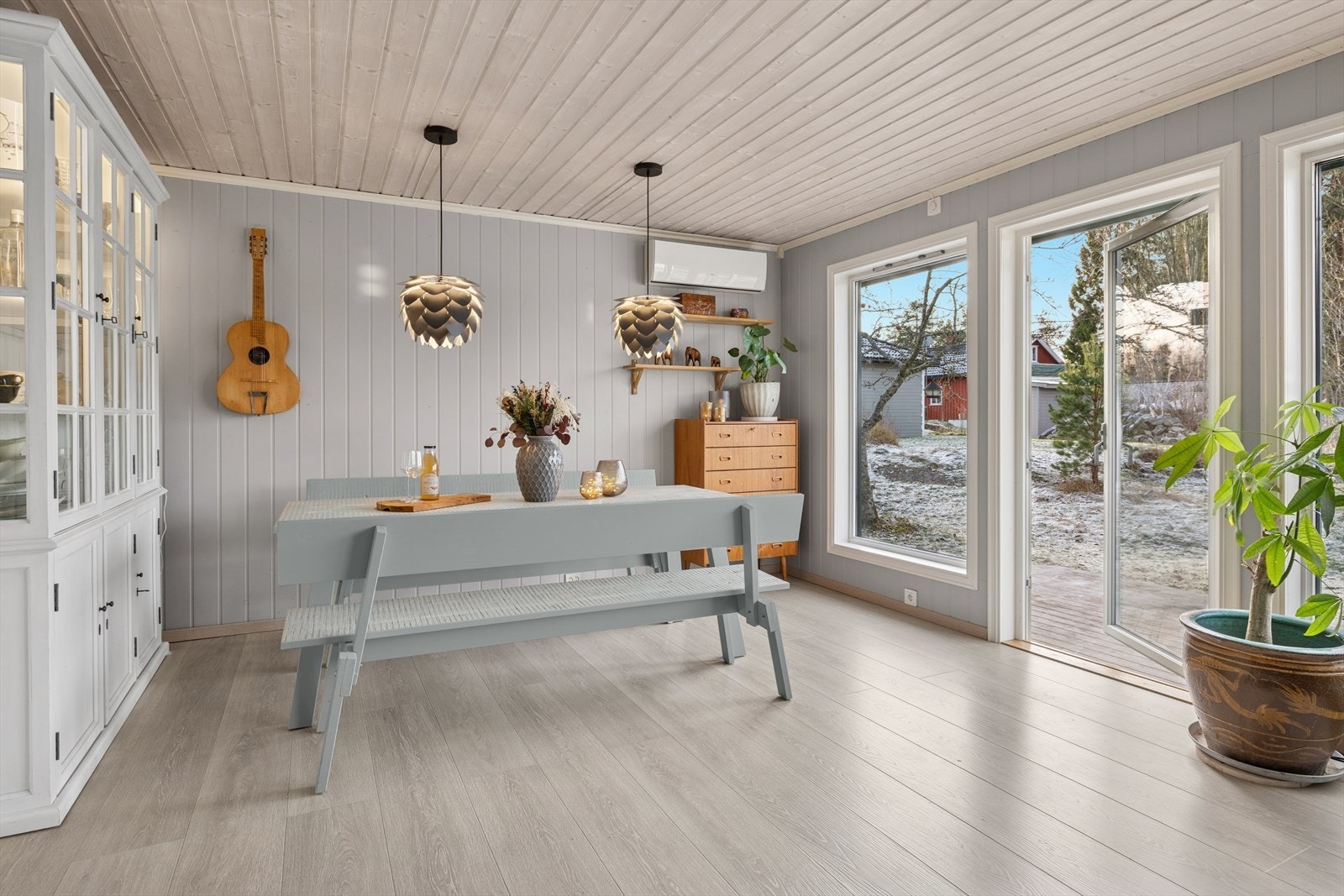 Terrassedøren var ny i 2020. Legg merke til de store vindusflatene som går nesten fra gulv til tak. Galleribilde