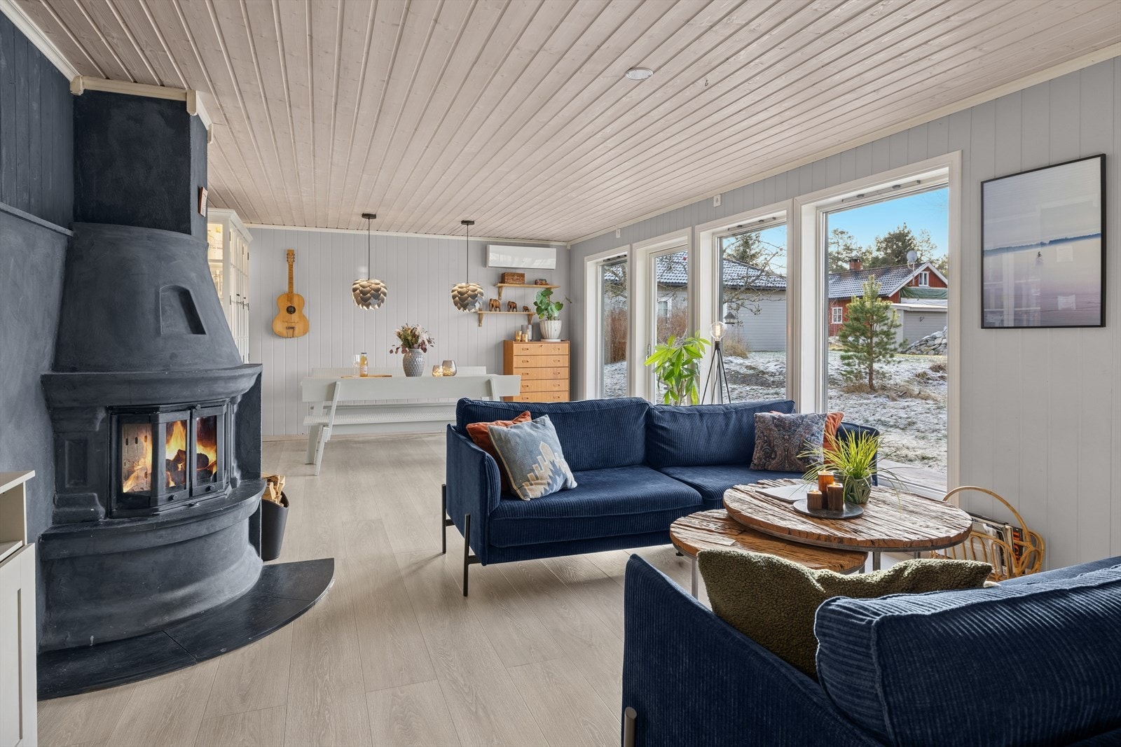 Det er også en elementpeis i stuen med peisinnsats. Galleribilde