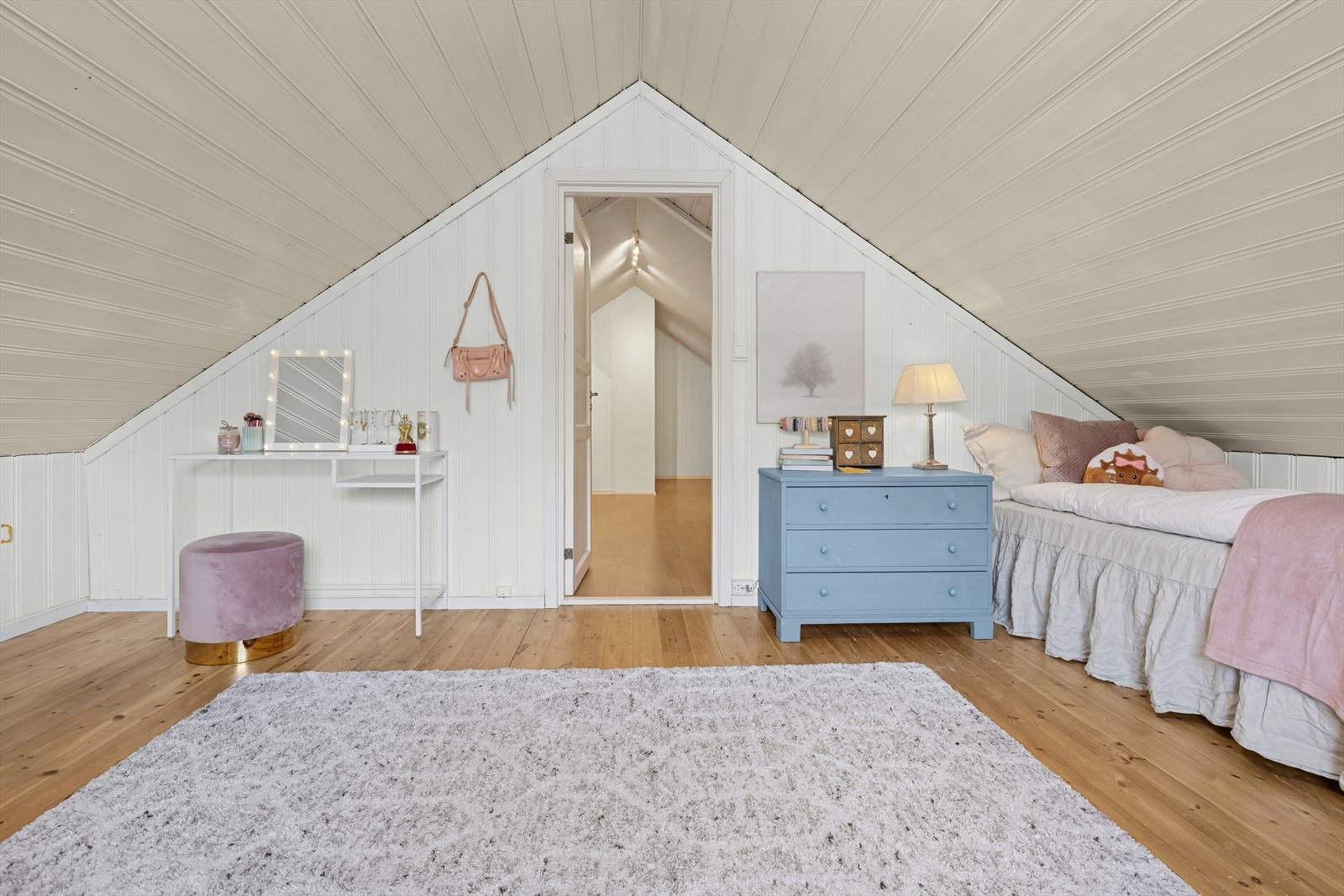 Rom Innredet som soverom på loft. Galleribilde