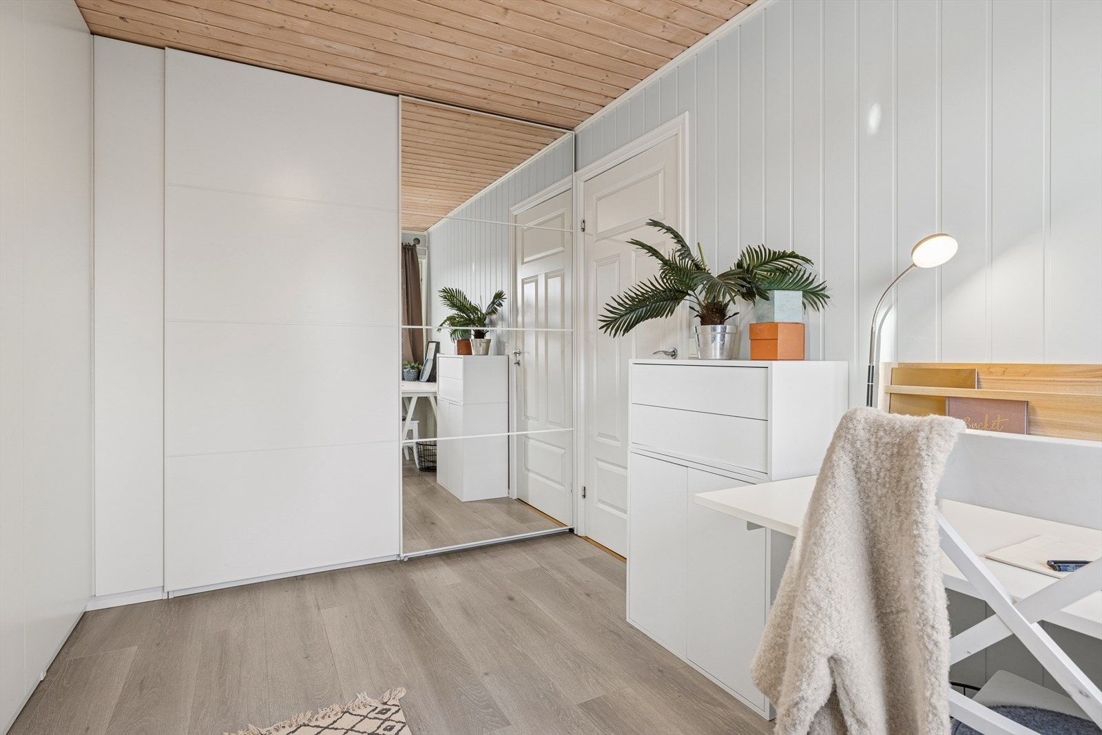 Soverom 2 kan gjerne benyttes som kontor og gjesterom. Legg merke til den store garderobeløsningen. Galleribilde