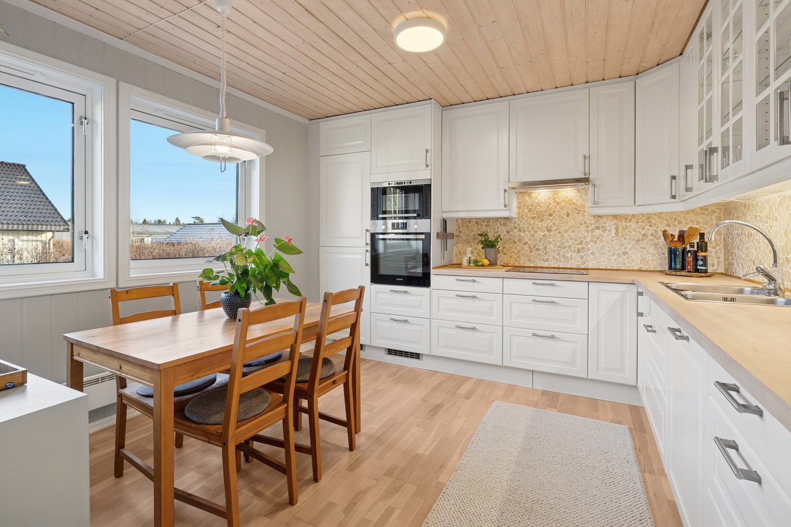 Kjøkkenet har en innredning fra 2009 med profilerte fronter og benkeplater i heltre. Galleribilde