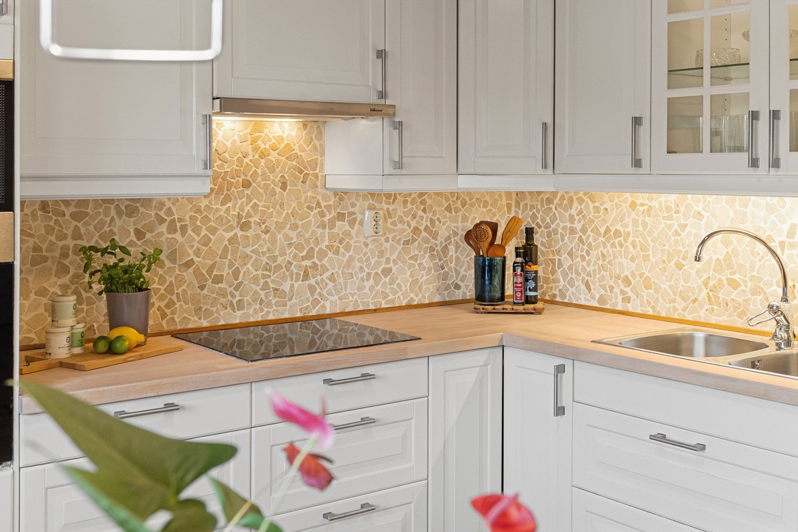 Hvitevarer er integrert og medfølger: Stekeovn, mikrobølgeovn, oppvaskmaskin, kjøleskap med fryser og koketopp. Galleribilde