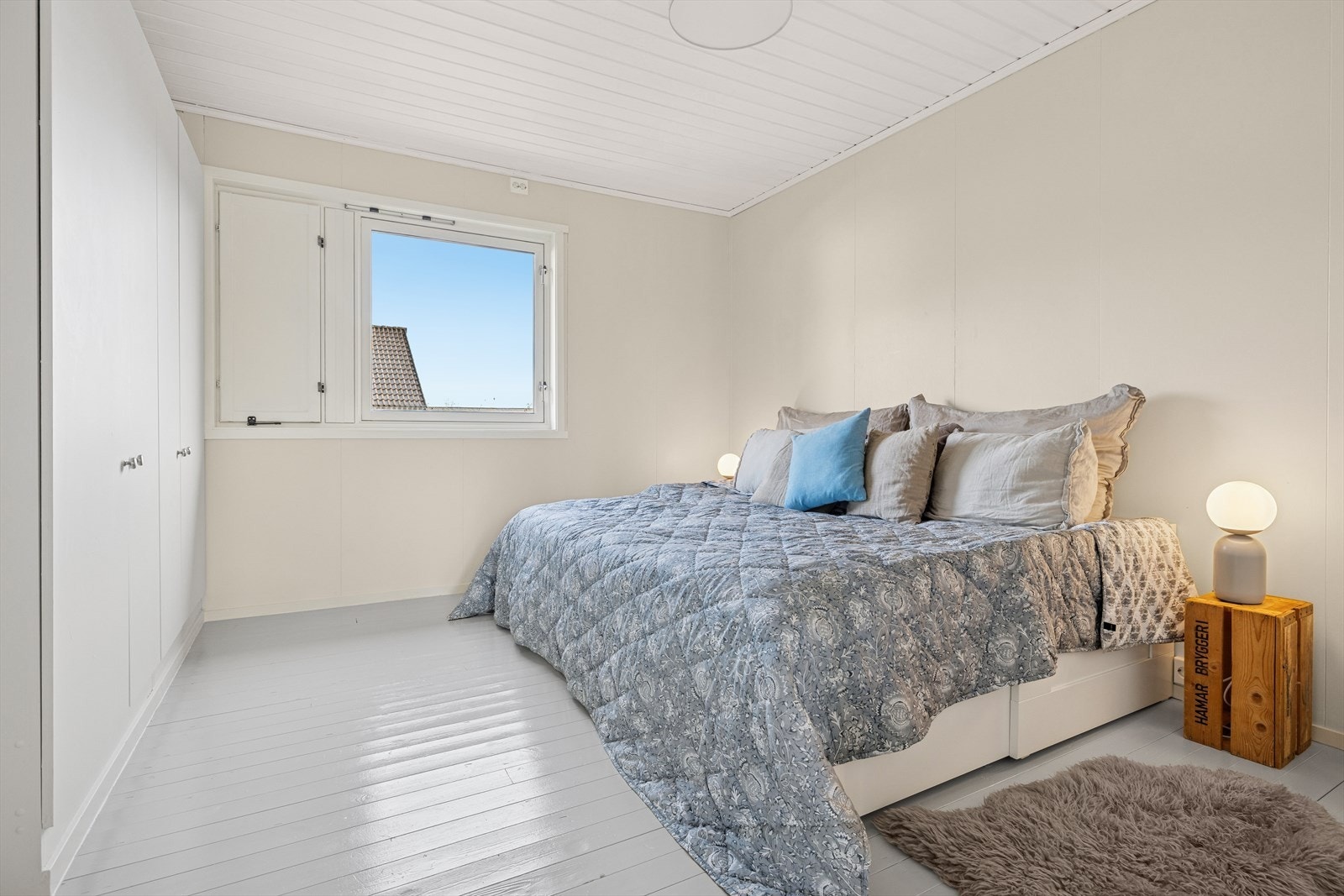 Hovedsoverommet ligger i 1. etasje og er romslig. Her er det malt tregulv og lyse vegger. Medfølgende garderobeskap. Galleribilde