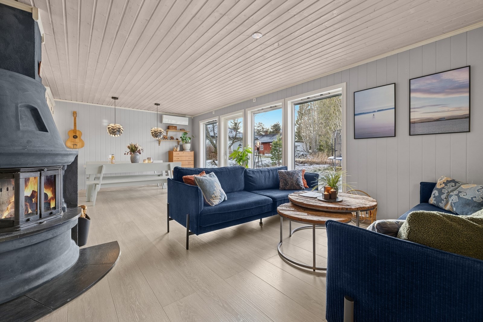 Stuen er romslig med god plass til sofaløsning og øvrig møblering. Galleribilde