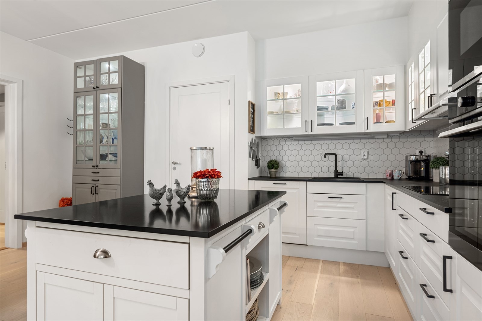 Kjøkkenøya gir ekstra arbeidsflate og oppbevaringsplass. Galleribilde