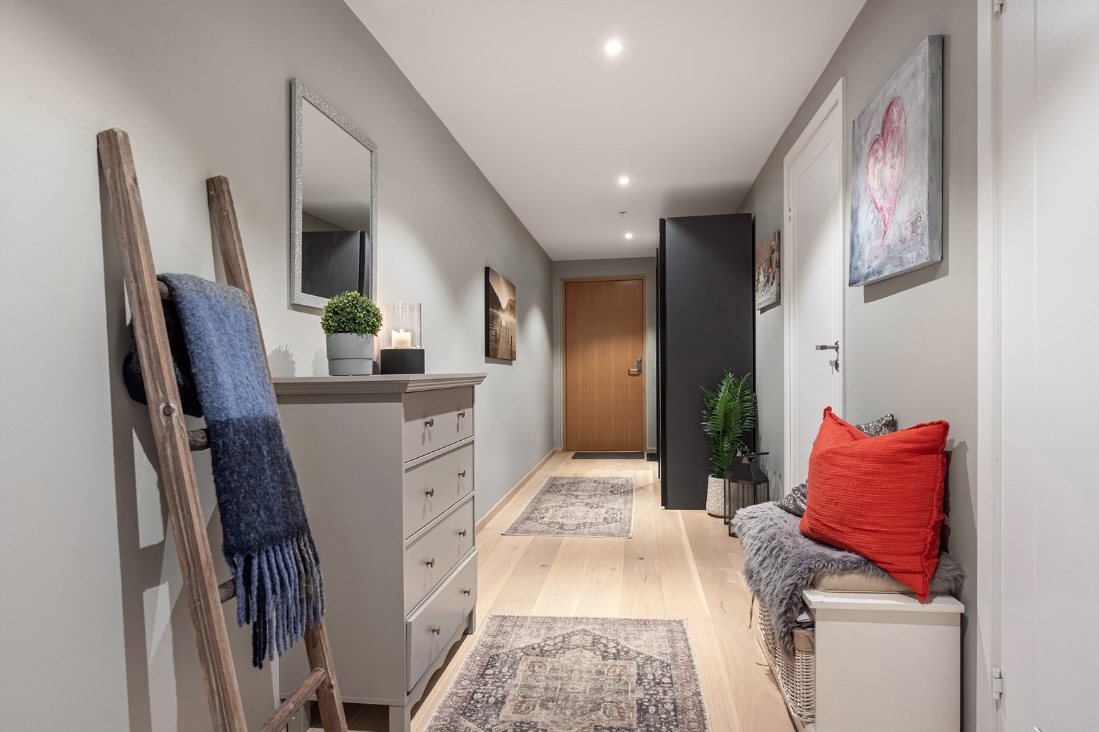 Leiligheten har en innbydende entré med god plass til garderobeløsninger. Galleribilde