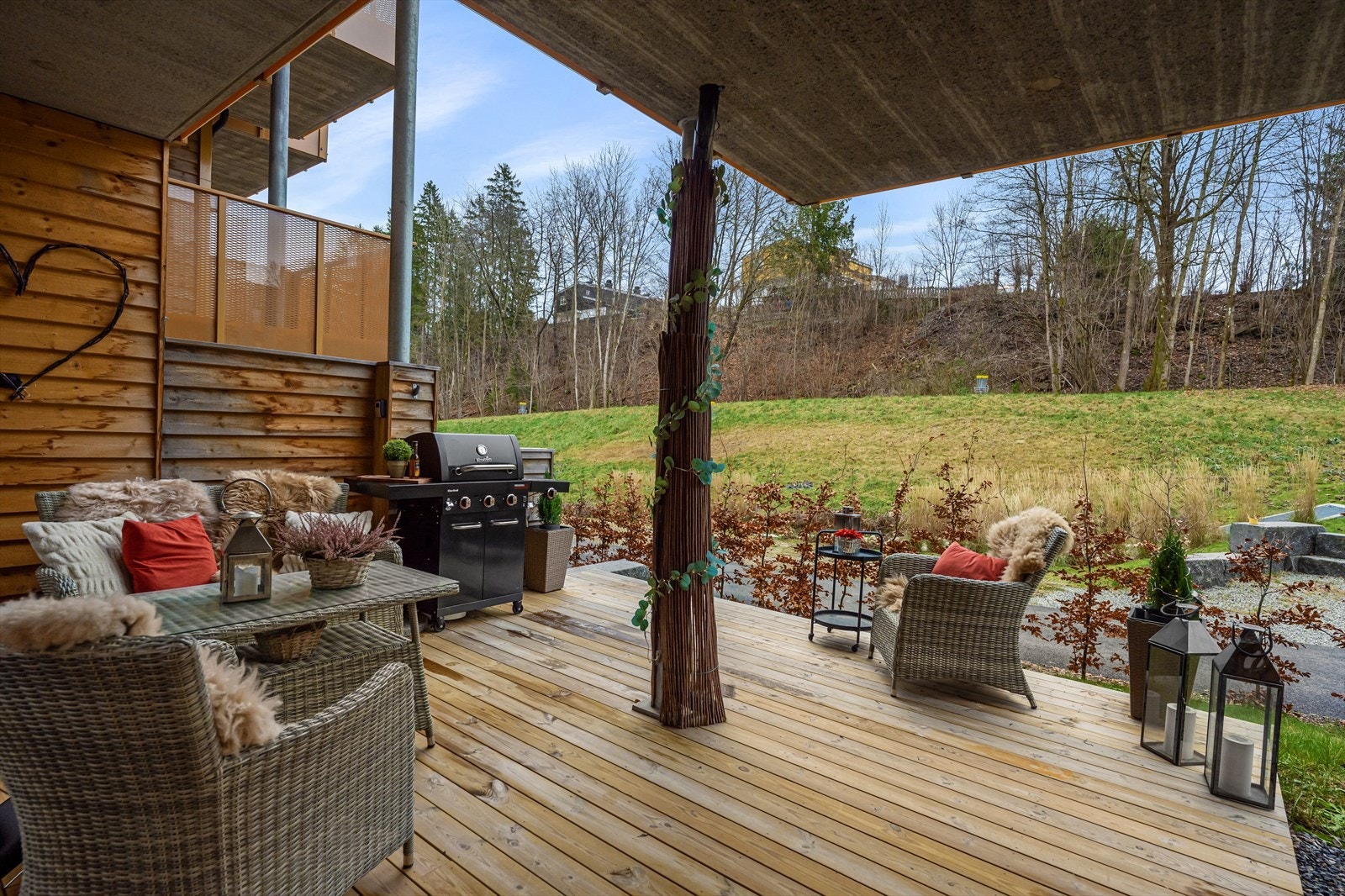 Fra stuen er det utgang til en romslig terrasse på 20 m² med god plass til utemøbler. Galleribilde