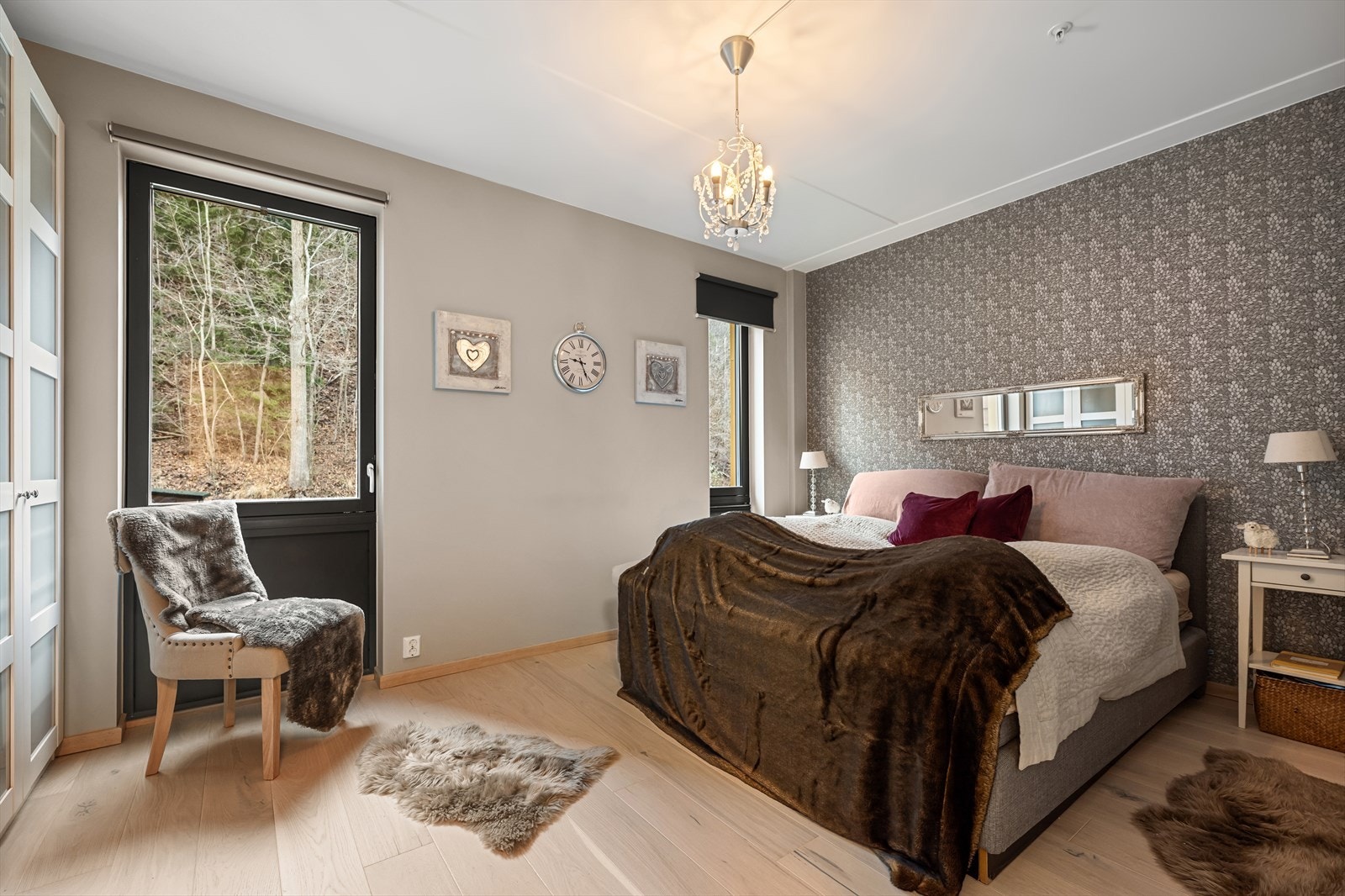 Hovedsoverommet har god plass til dobbeltseng og garderobeløsning. Galleribilde