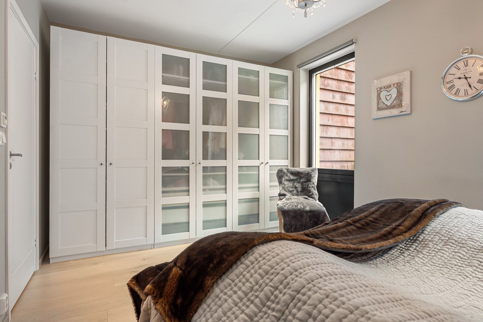 Romslig garderobeskap med profilerte fronter og frostet glass. Galleribilde