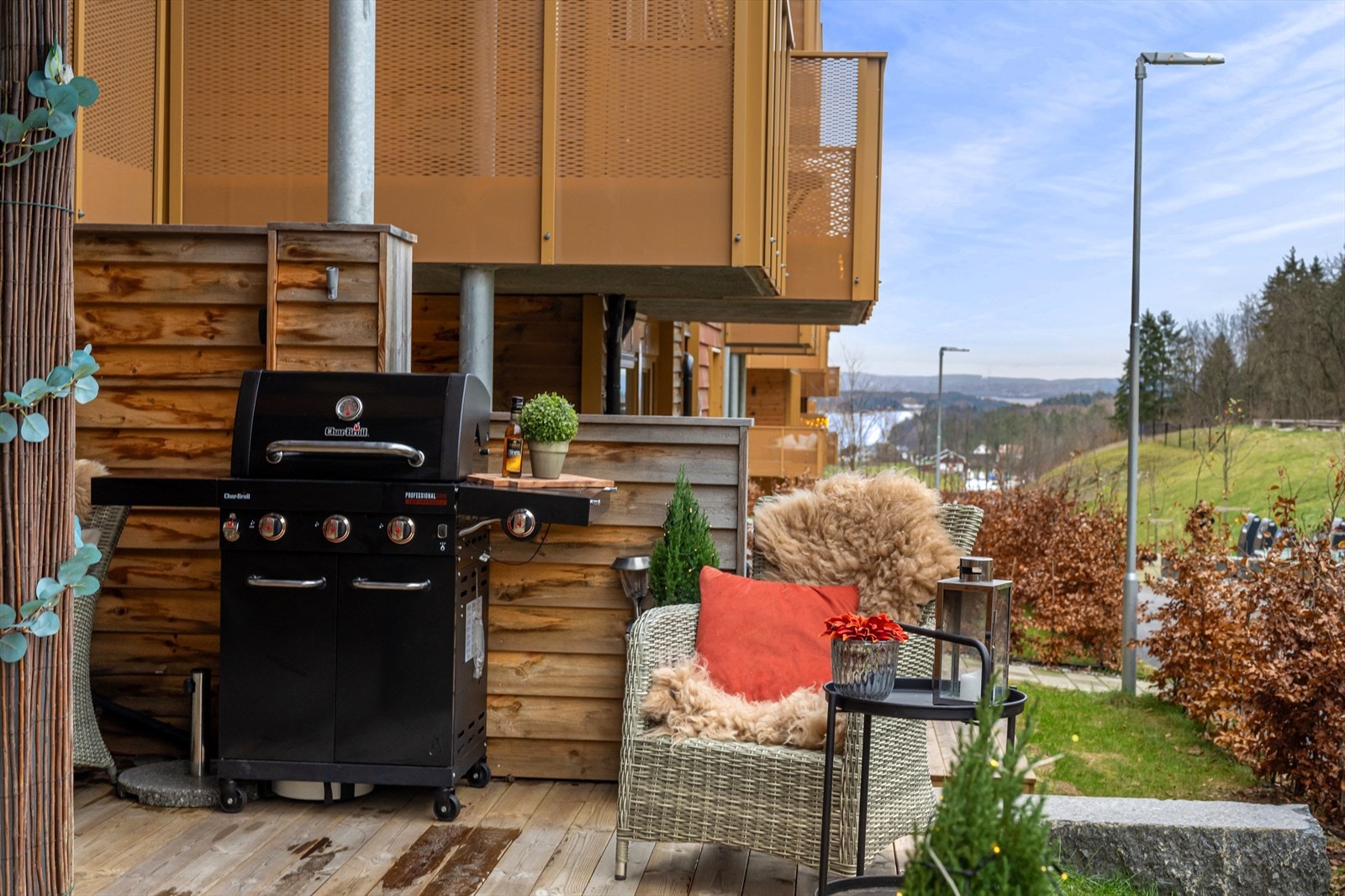 Fra terrassen er det flott utsikt til fjorden. Galleribilde