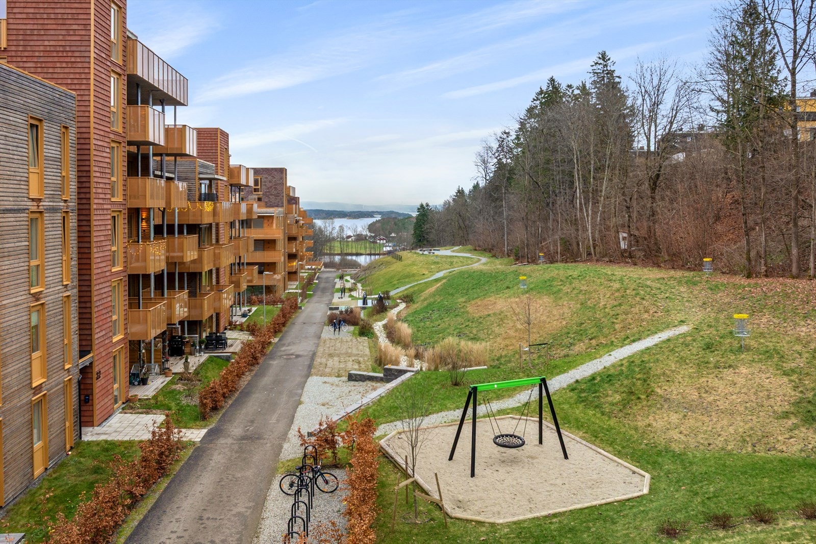 Fellesområdene er pent opparbeidet med gangstier og lekeplass. Galleribilde