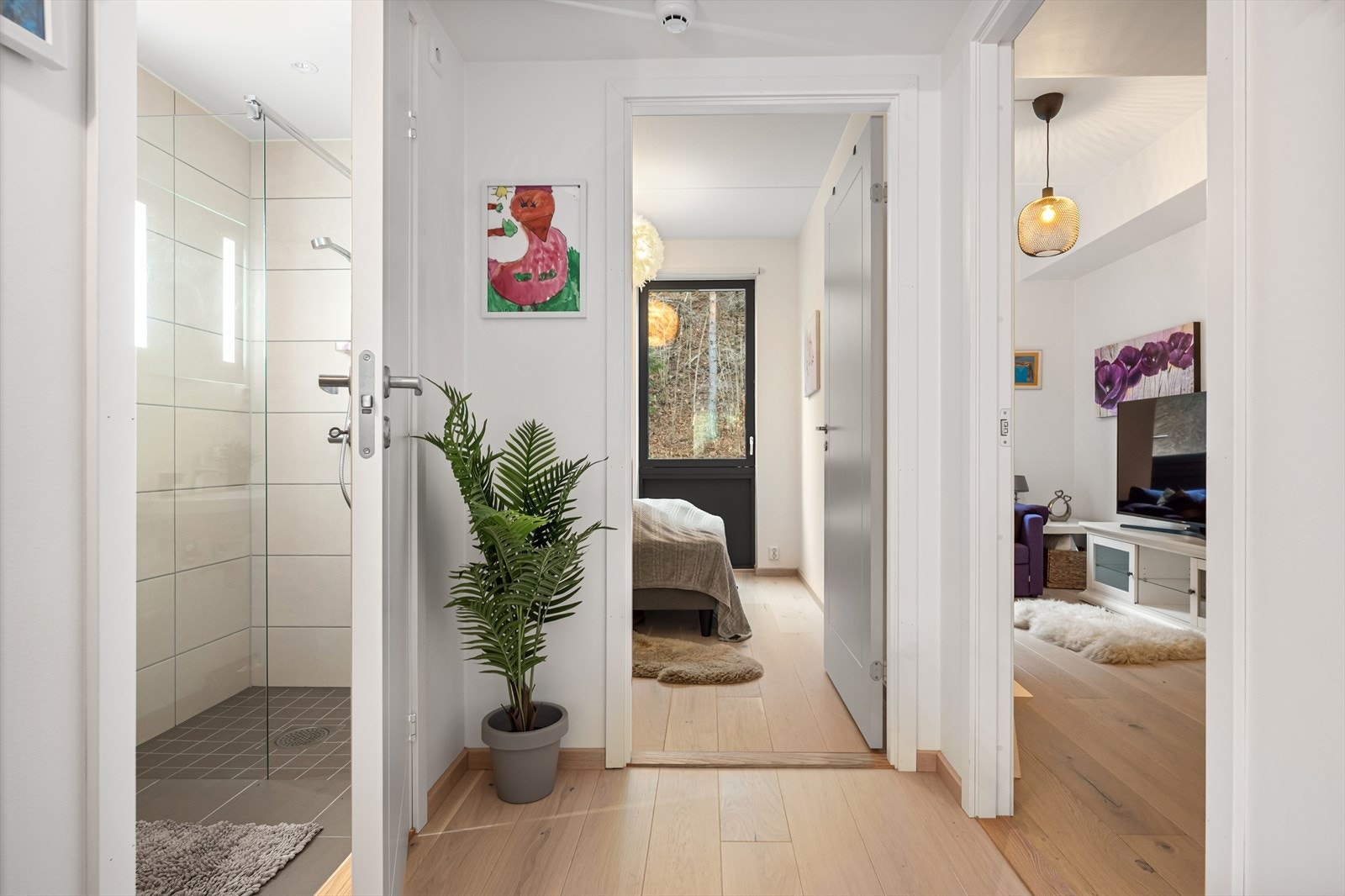 En egen avdeling i leiligheten rommer soverom og bad. Galleribilde