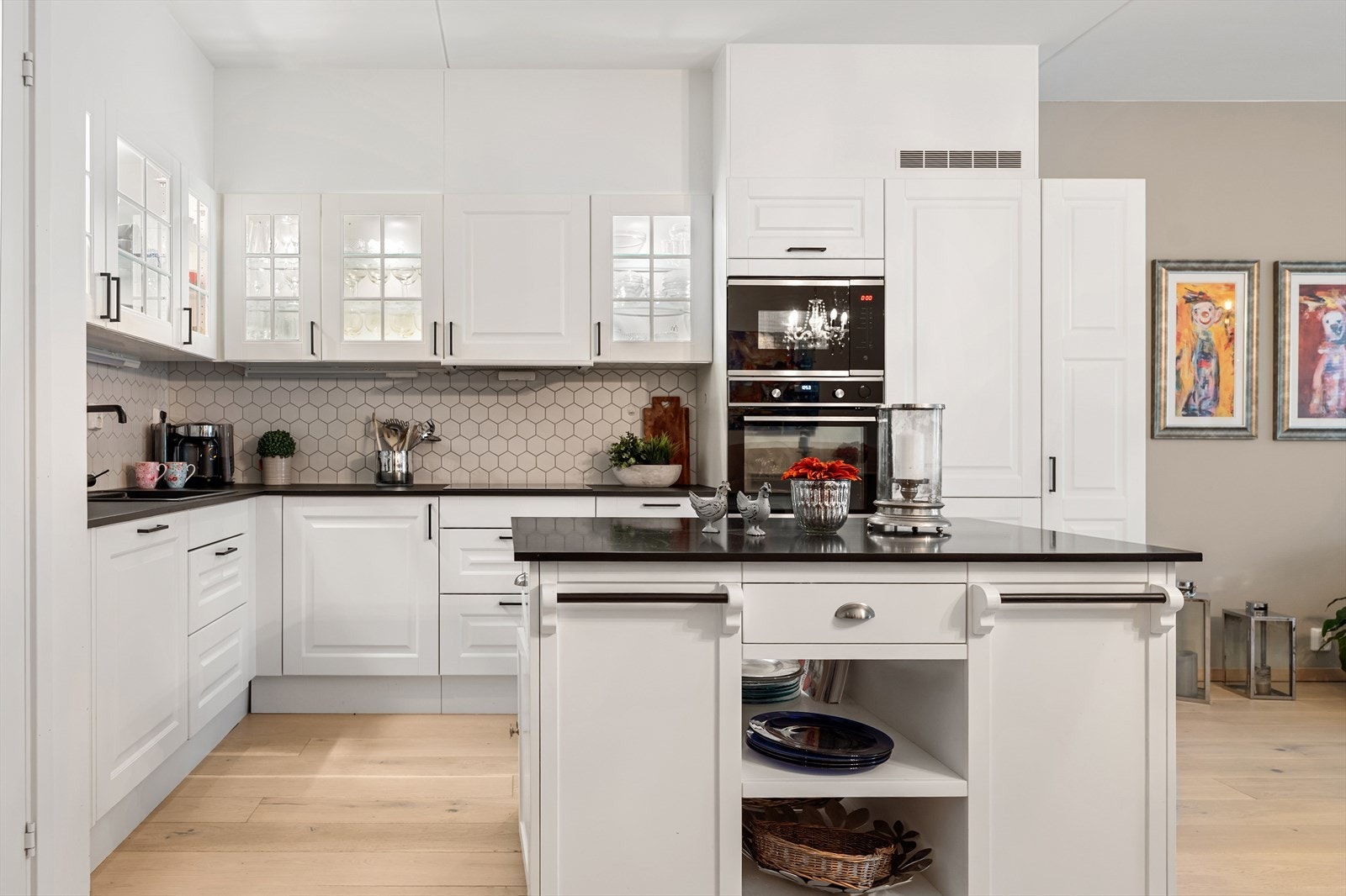 Kjøkkeninnredning fra 2023 med profilerte fronter og laminat benkeplate. Galleribilde