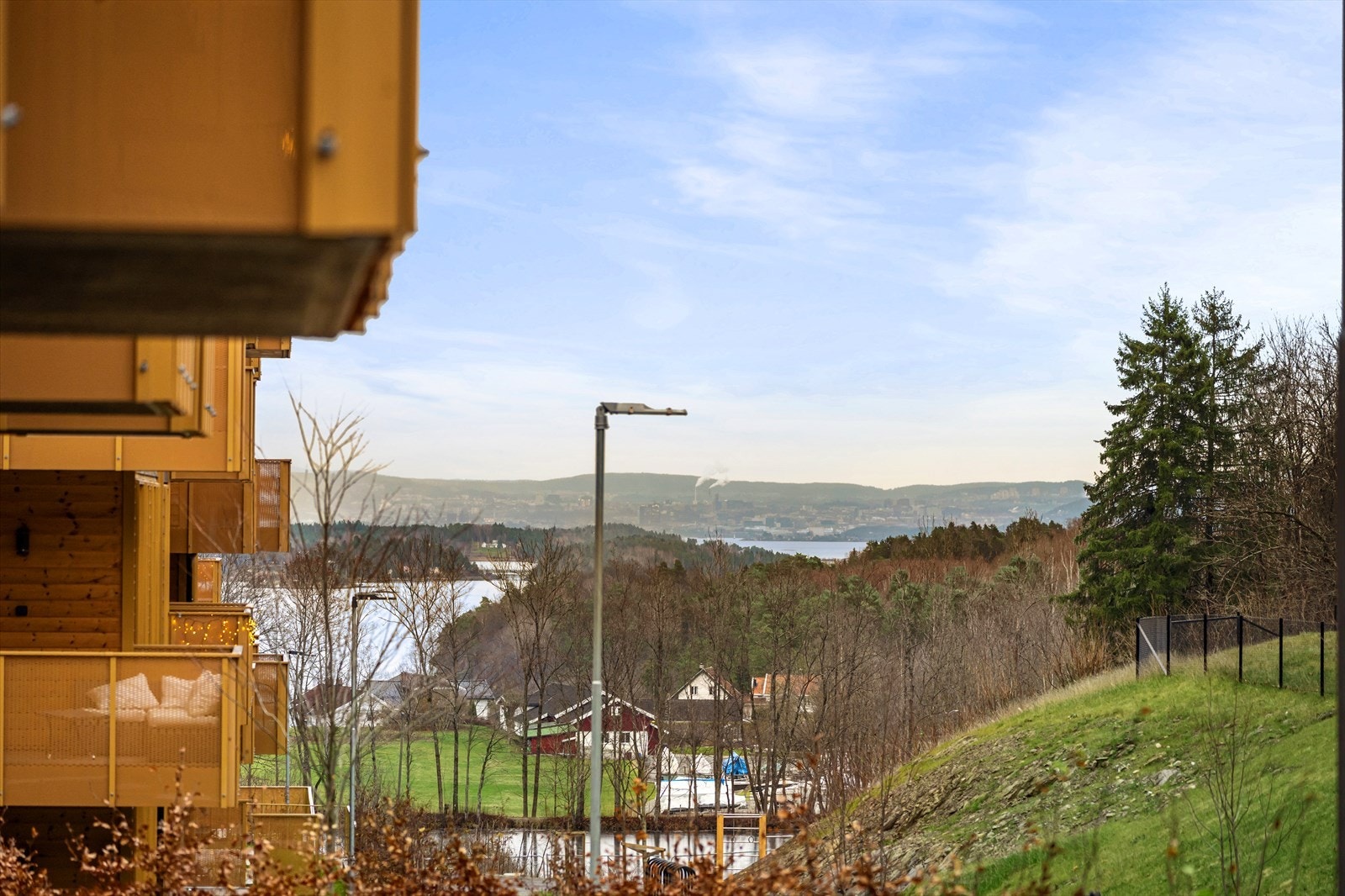 Eiendommen ligger høyt og fritt til, med utsyn over dalen og Oslofjorden. Galleribilde