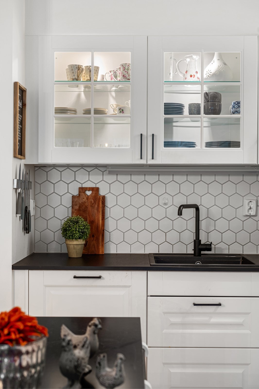 Overskap med glassfronter og integrert belysning gir et stilrent uttrykk. Galleribilde