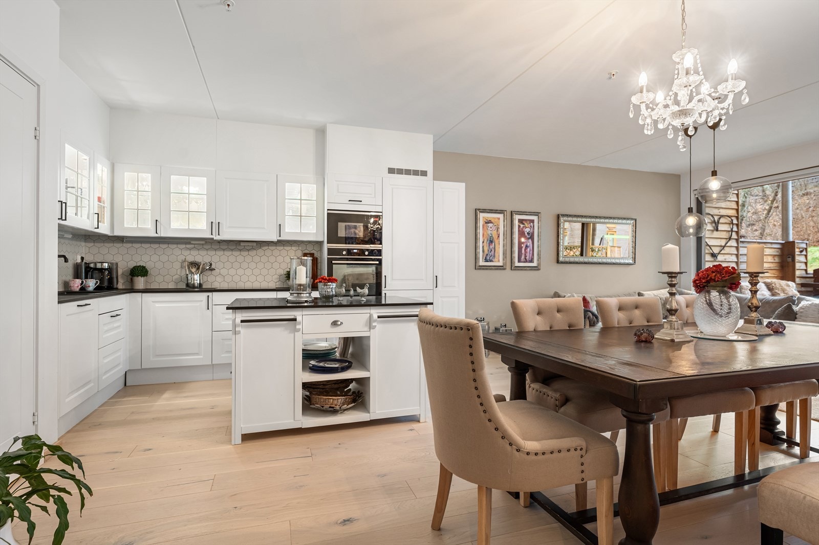 Kjøkkenet fra Designa har en praktisk kjøkkenøy som skaper en sosial sone. Galleribilde