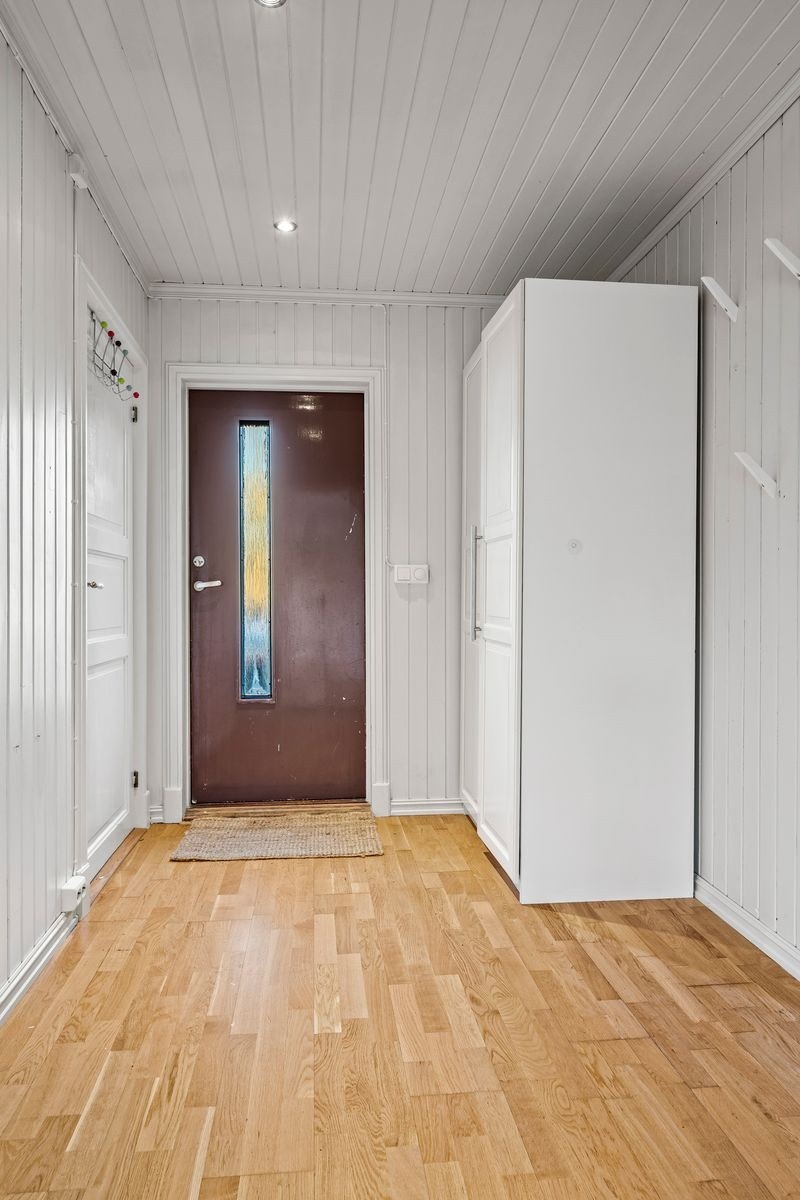 Det er parkett på gulvet og panel på vegger og i himling Galleribilde