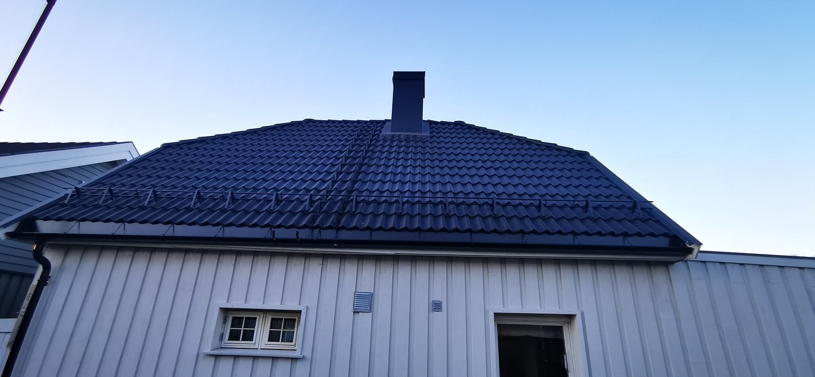 Privat bilde. Nytt tak og pipehatt lagt desember 2024, ifølge selger Galleribilde