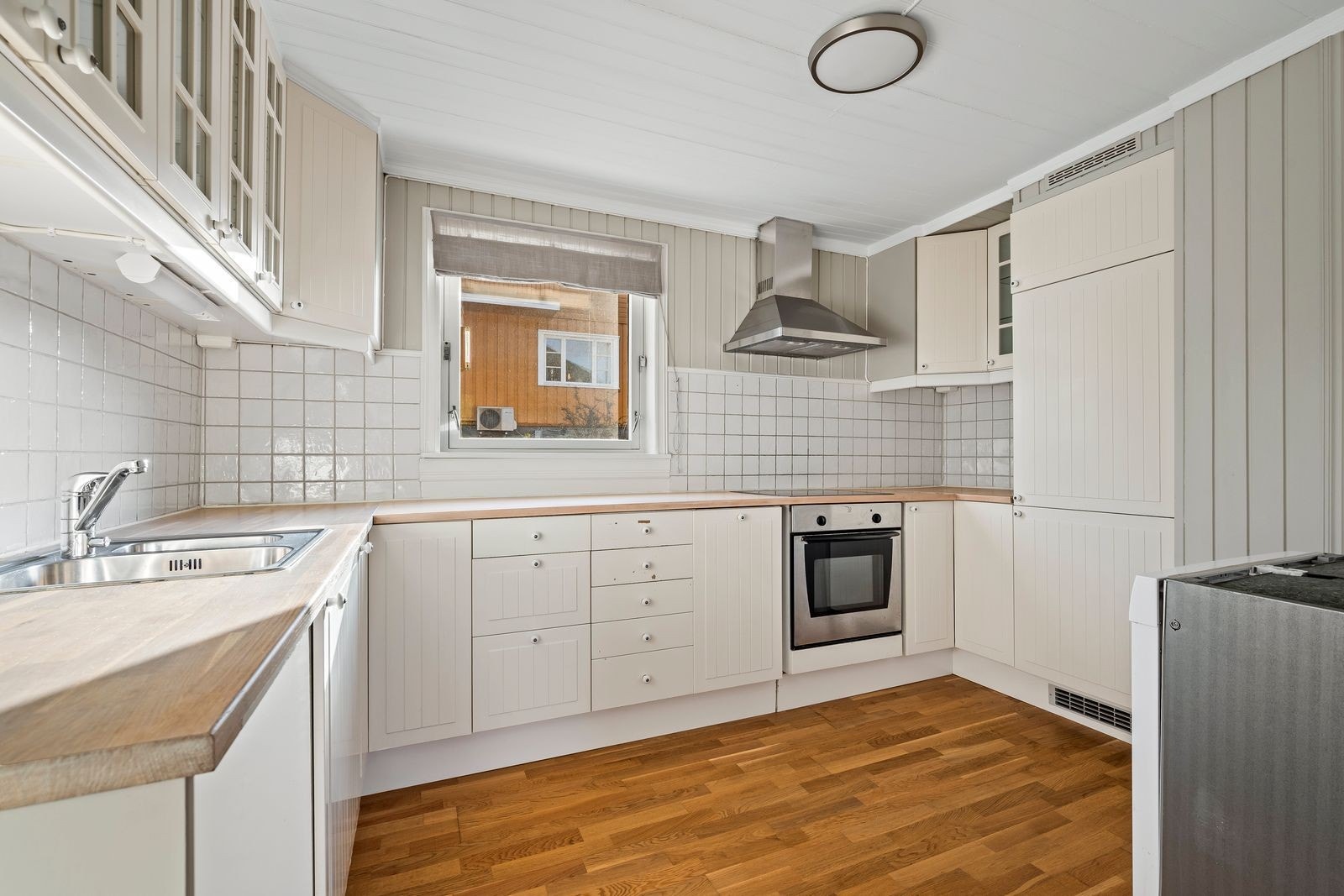 Integrerte hvitevarer som kjøl-/fryseskap, stekeovn og koketopp Galleribilde