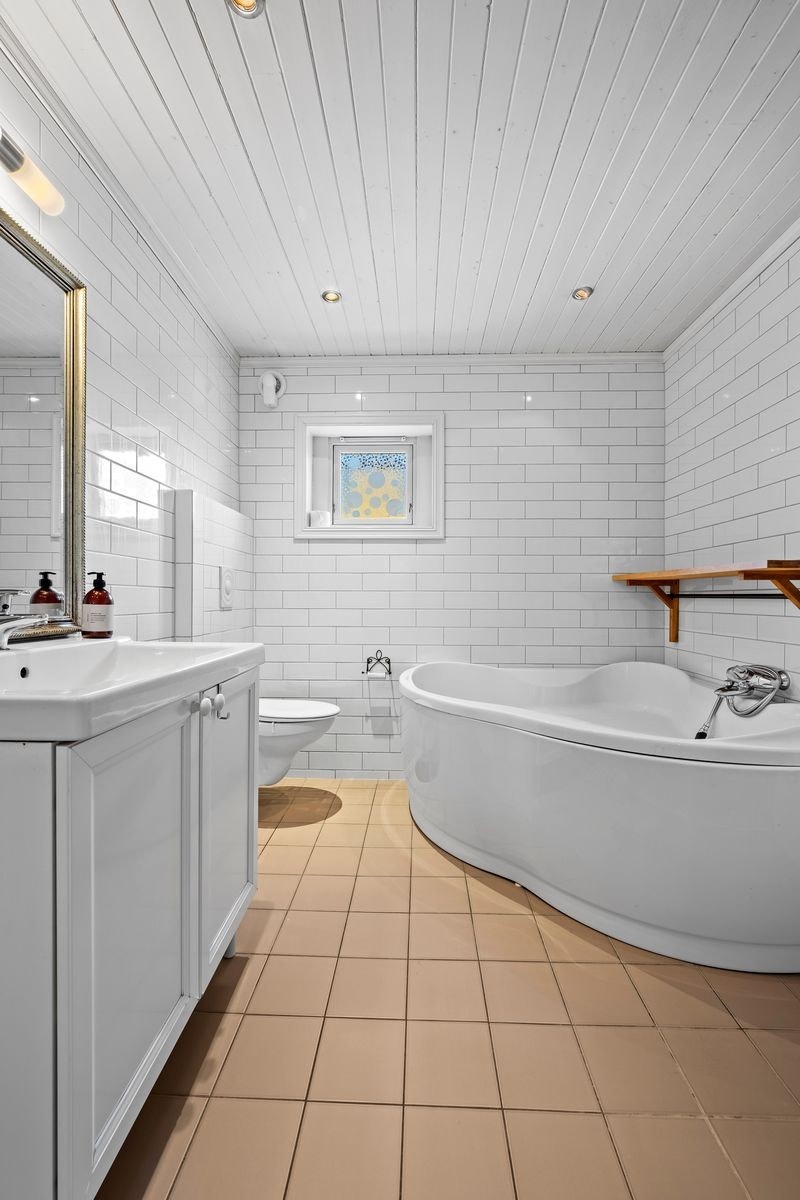 Romslig bad med varme i gulv Galleribilde