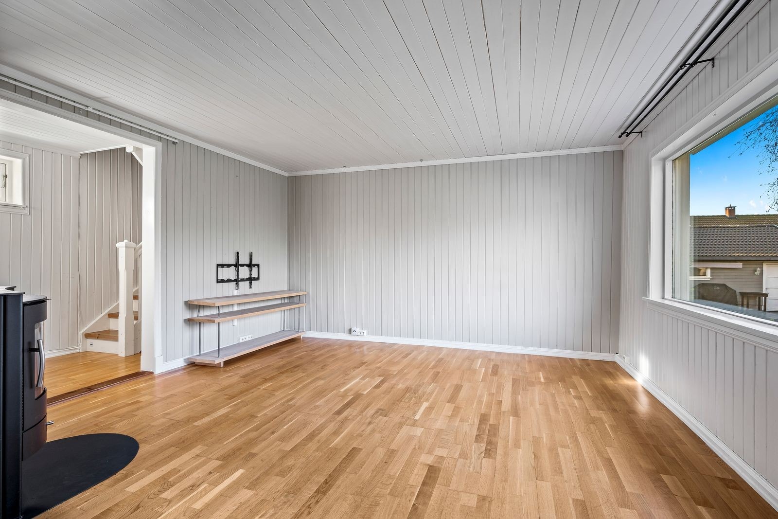 Store vindusflater i stuen som slipper inn rikelig med sollys Galleribilde