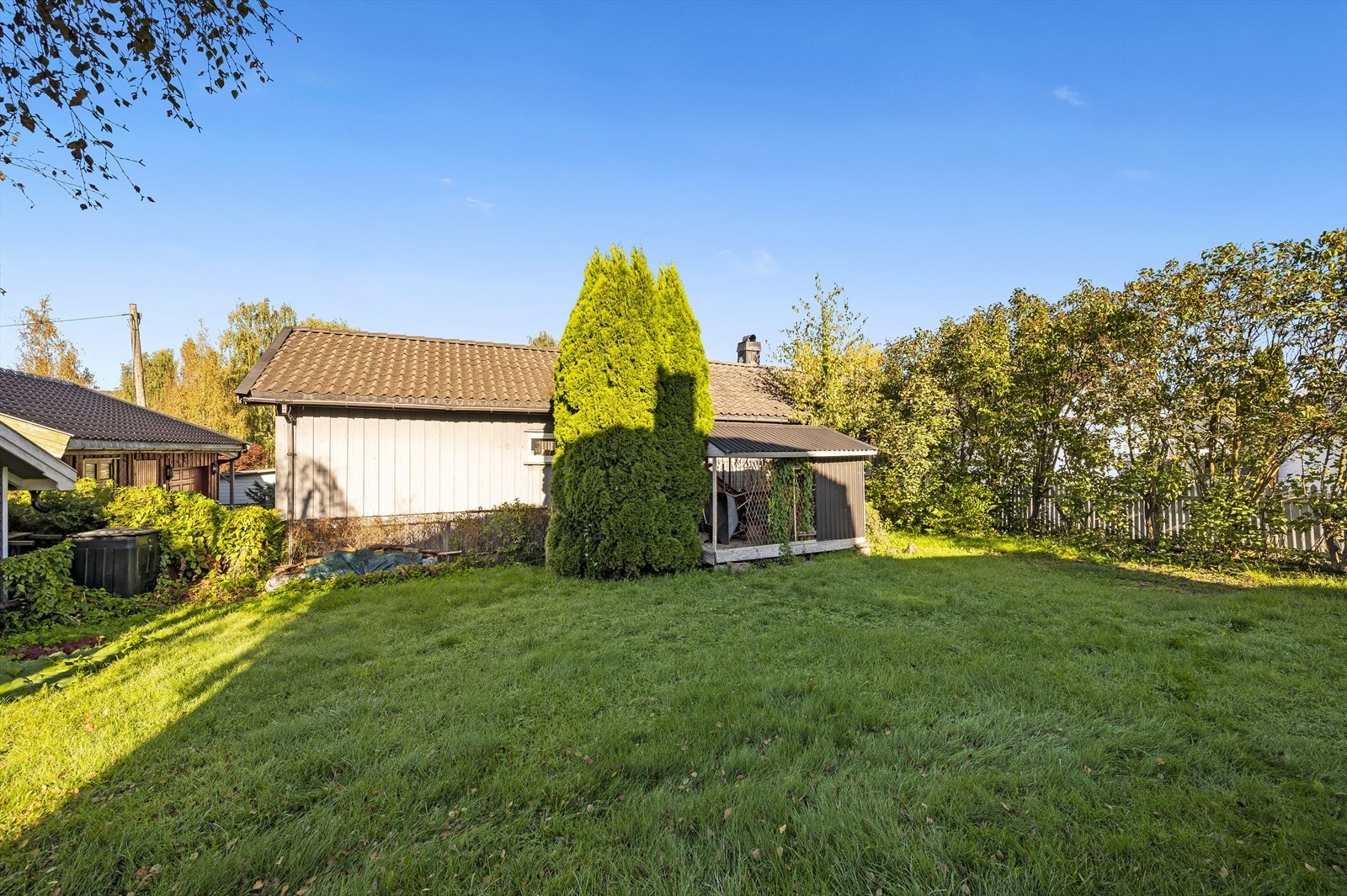 Praktisk skur med plass til blant annet hageredskaper Galleribilde