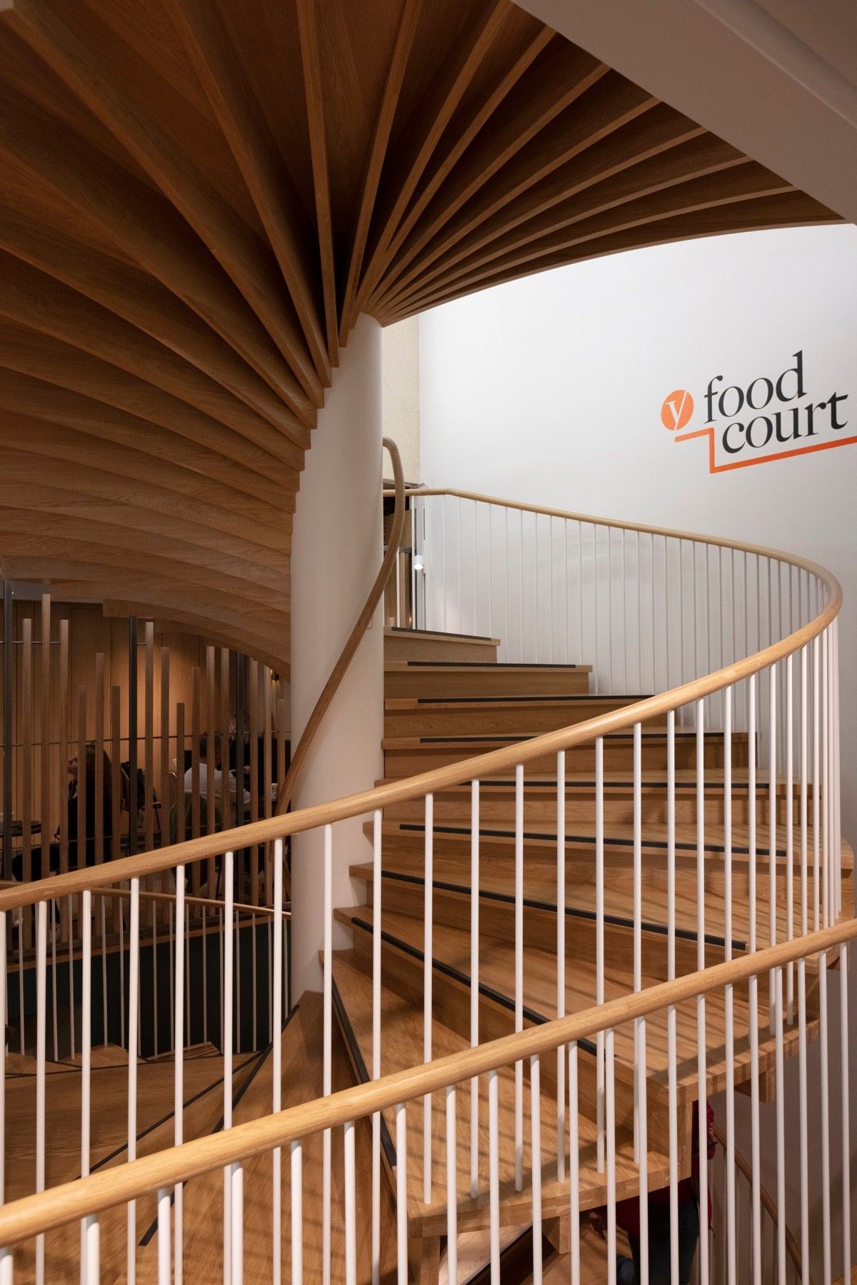 I underetasje av kompleks finner man mange spennende restauranter Galleribilde