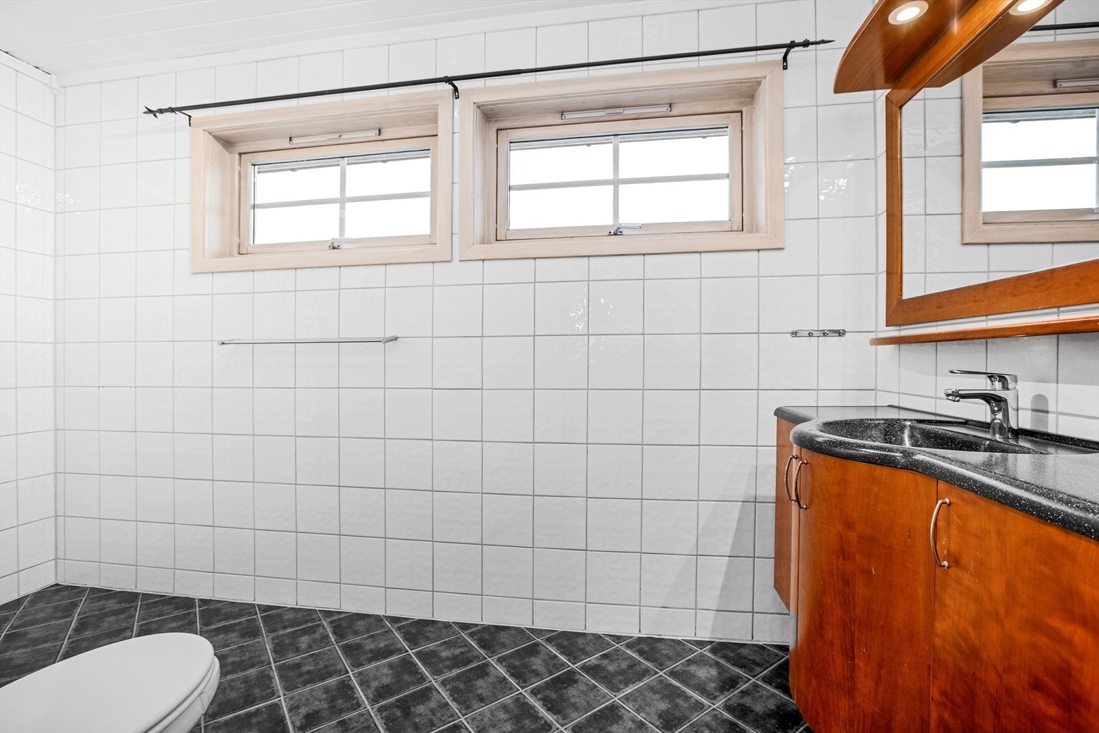 Bad/wc med fliser og varmekabler på gulv og flislagte vegger. Dusjkabinett Galleribilde