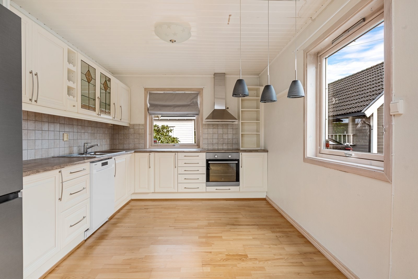 Kjøkkenet har parkettgulv med varmekabler og malt tapet på vegger. Kjøkkenet ble oppusset 2013 og selges med hvitevarer (komfyr og platetopp fra 2013, samt nyere oppvaskmaskin og kjøle/fryseskap fra omkring 2021) Galleribilde