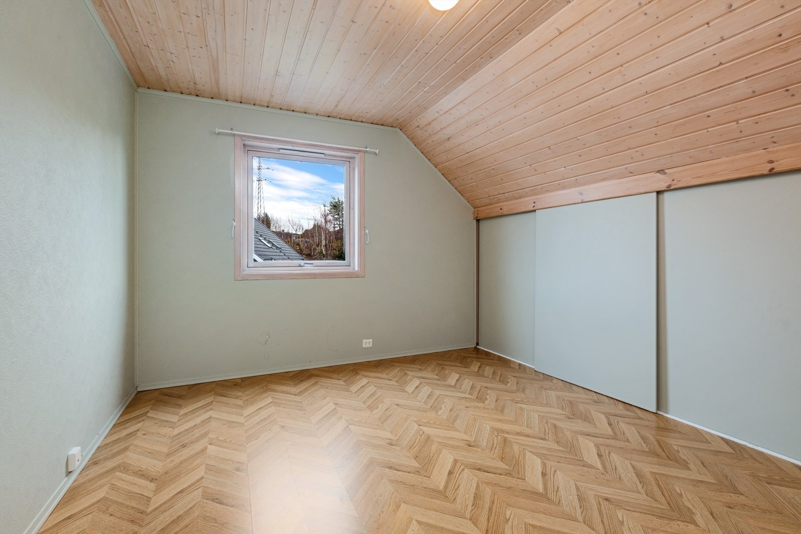 Alle de 3 soverommene har laminatgulv, malt tapet på vegger og skap med god lagringsplass. 2 av soverommene er nymalte i 2025 Galleribilde