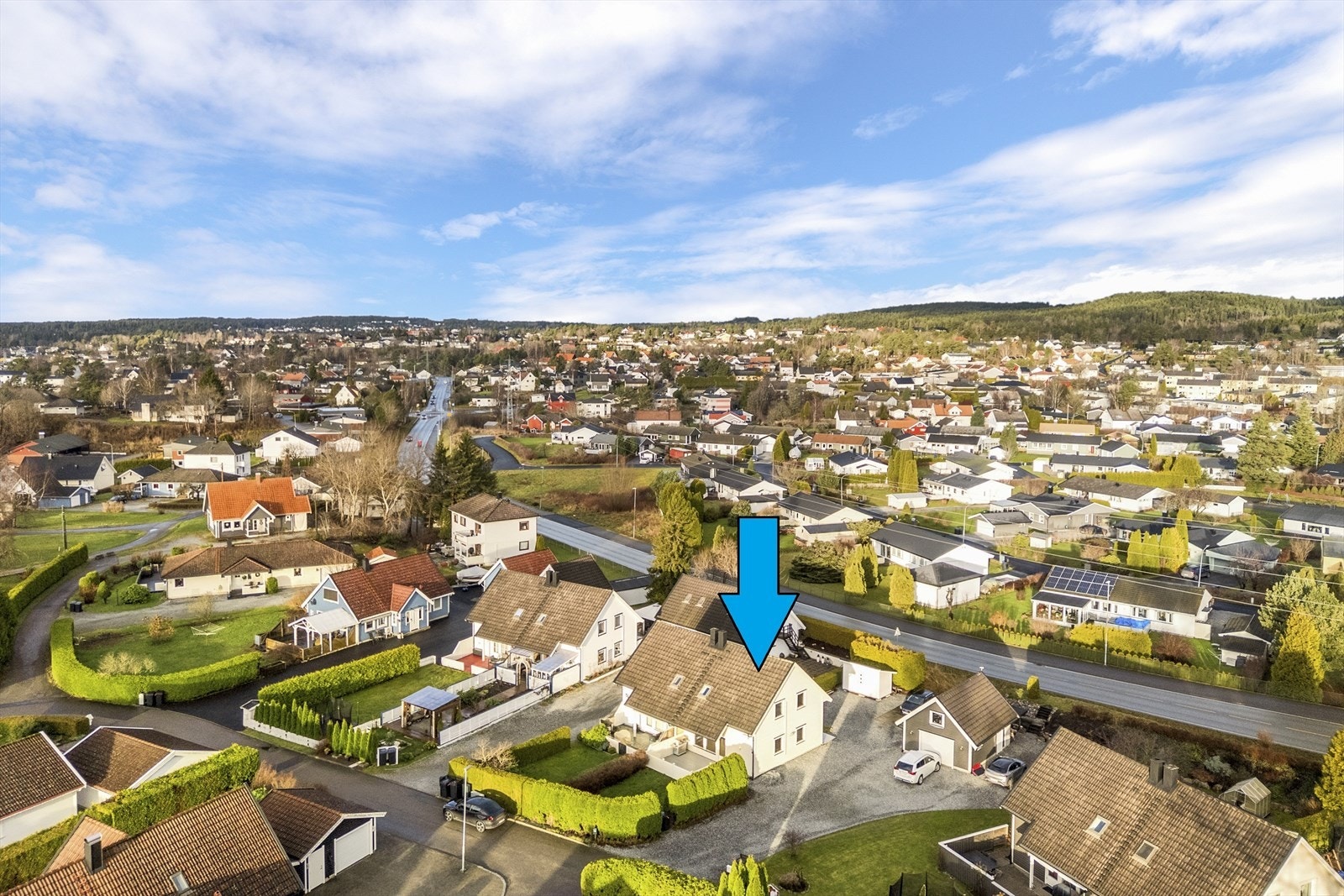 Det er kort og trygg gangvei bort til Gimle barneskole og Halden ishall med tilhørende sportsanlegg (ishall og curlinghall, basketball, tennis og padeltennisbane) slik at ungene kan gå noen minutter før skoleklokka ringer Galleribilde