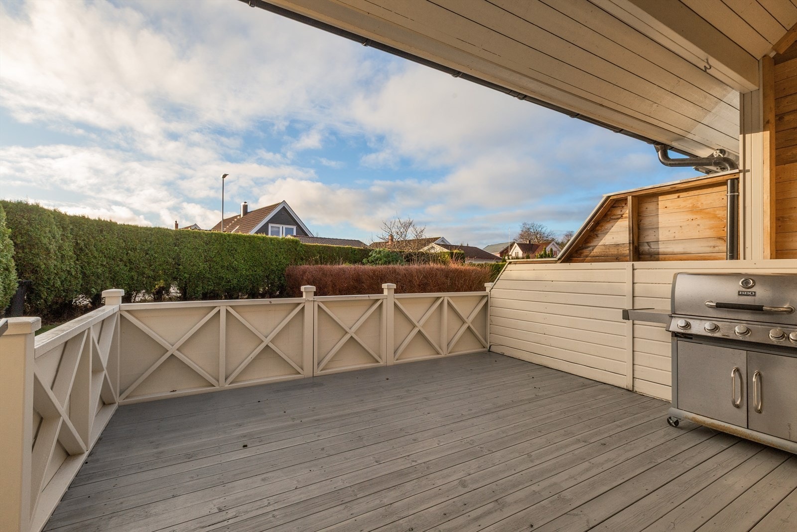 Fra stue er det utgang til delvis overbygget sydvendt terrasse på 17 kvm. med nytt terrassegulv fra omkring 2012 Galleribilde