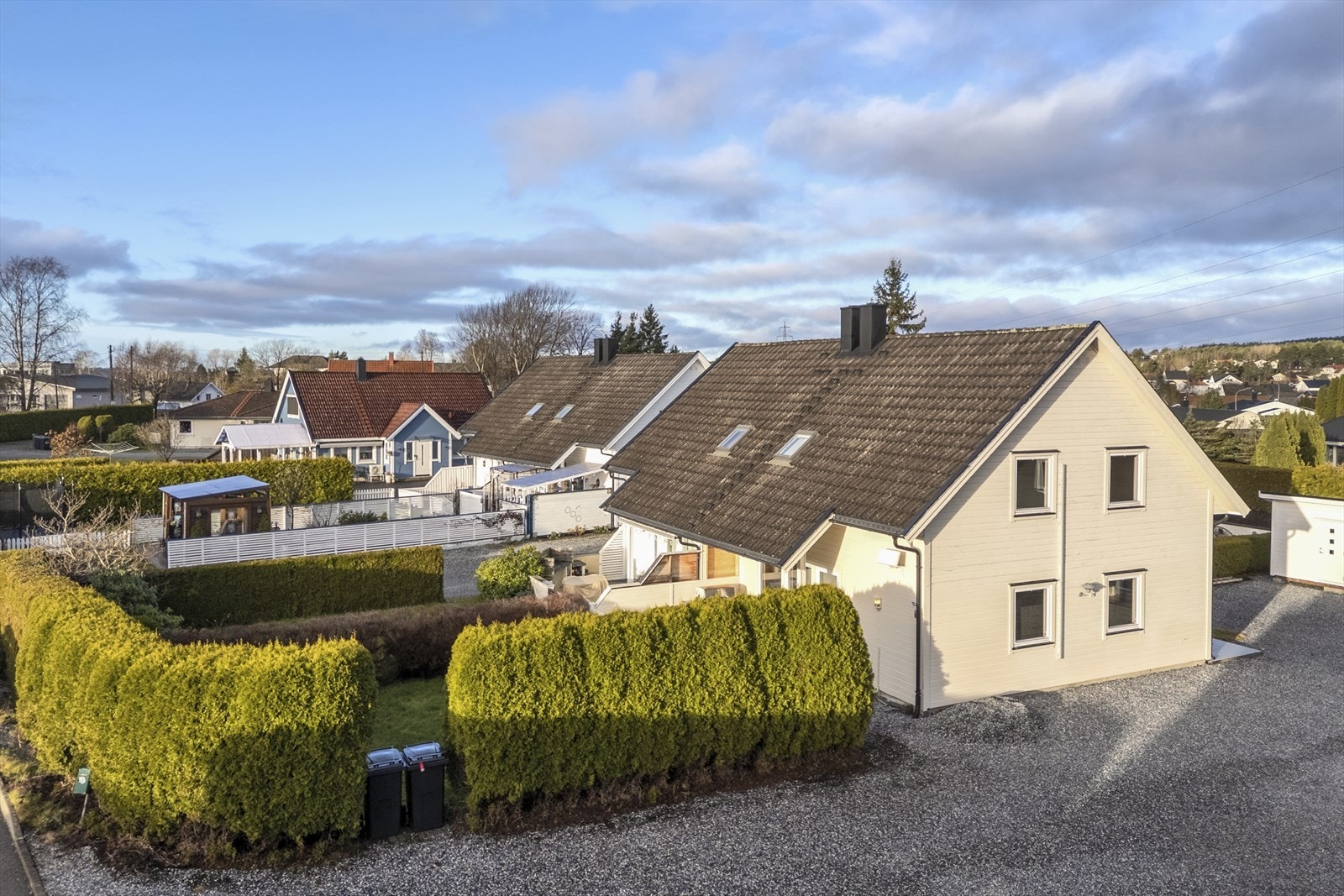 Her er det kort vei til flere lekeplasser (med blant annet 2 små lekeplasser inne på selve boligfeltet), flere barnehager og til dagligvare butikken på Næridsrød (Coop extra)med post i butikk Galleribilde