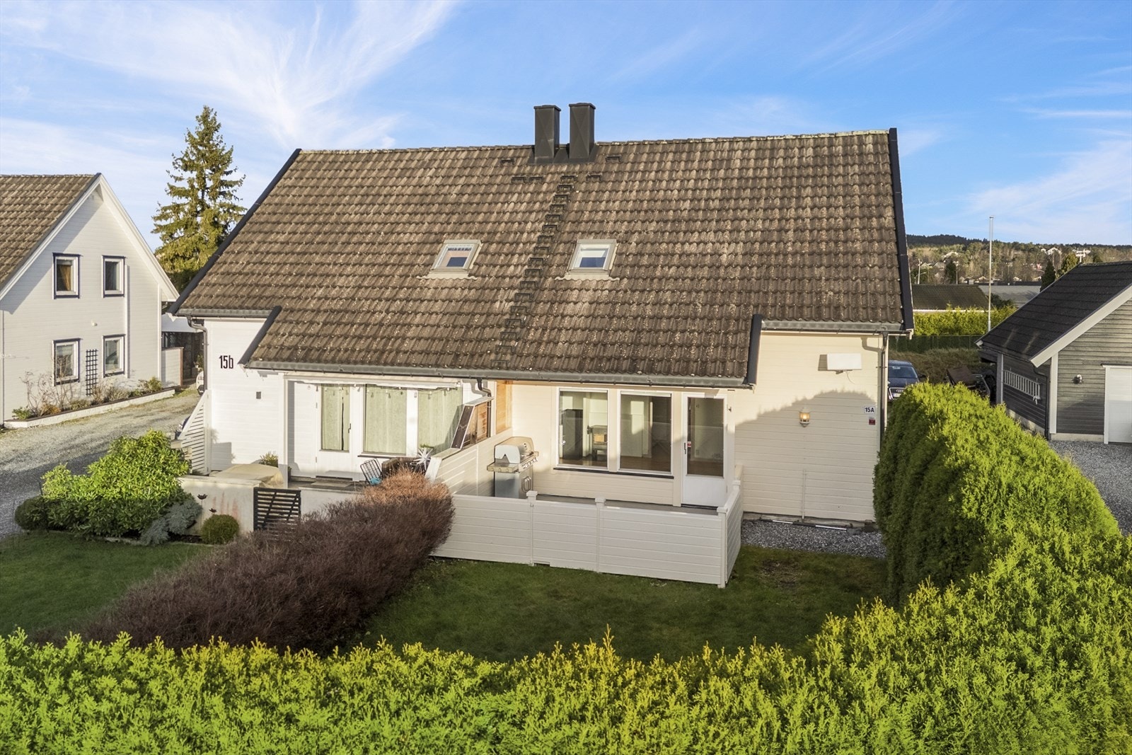 Kort vei er det også ut til skog og mark med flotte tur, trenings og rekreasjonsområder via stier og veier gjennom eks. skogen ved Grimsrød gård mot Høyåsmarka med fine lysløyper og sportshytter Galleribilde