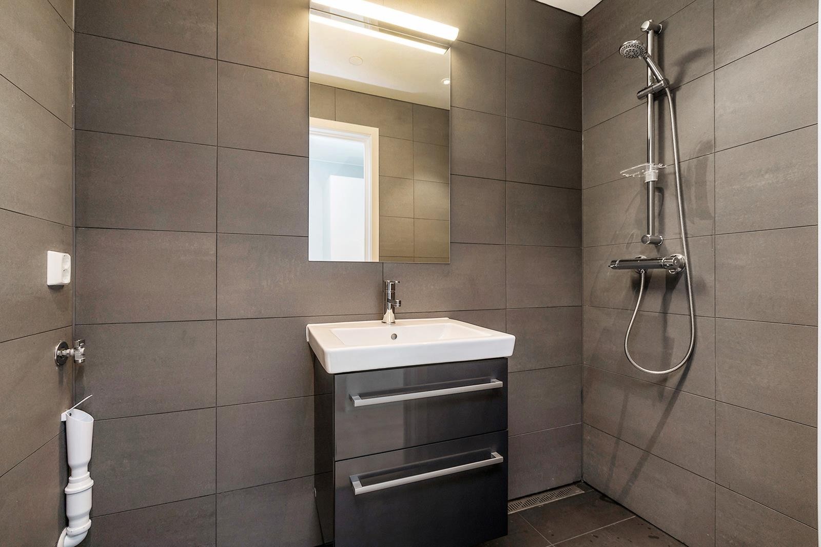 Pent flislagt bad med opplegg for vaskemaskin (40cm). Varmekabler i gulv. Galleribilde