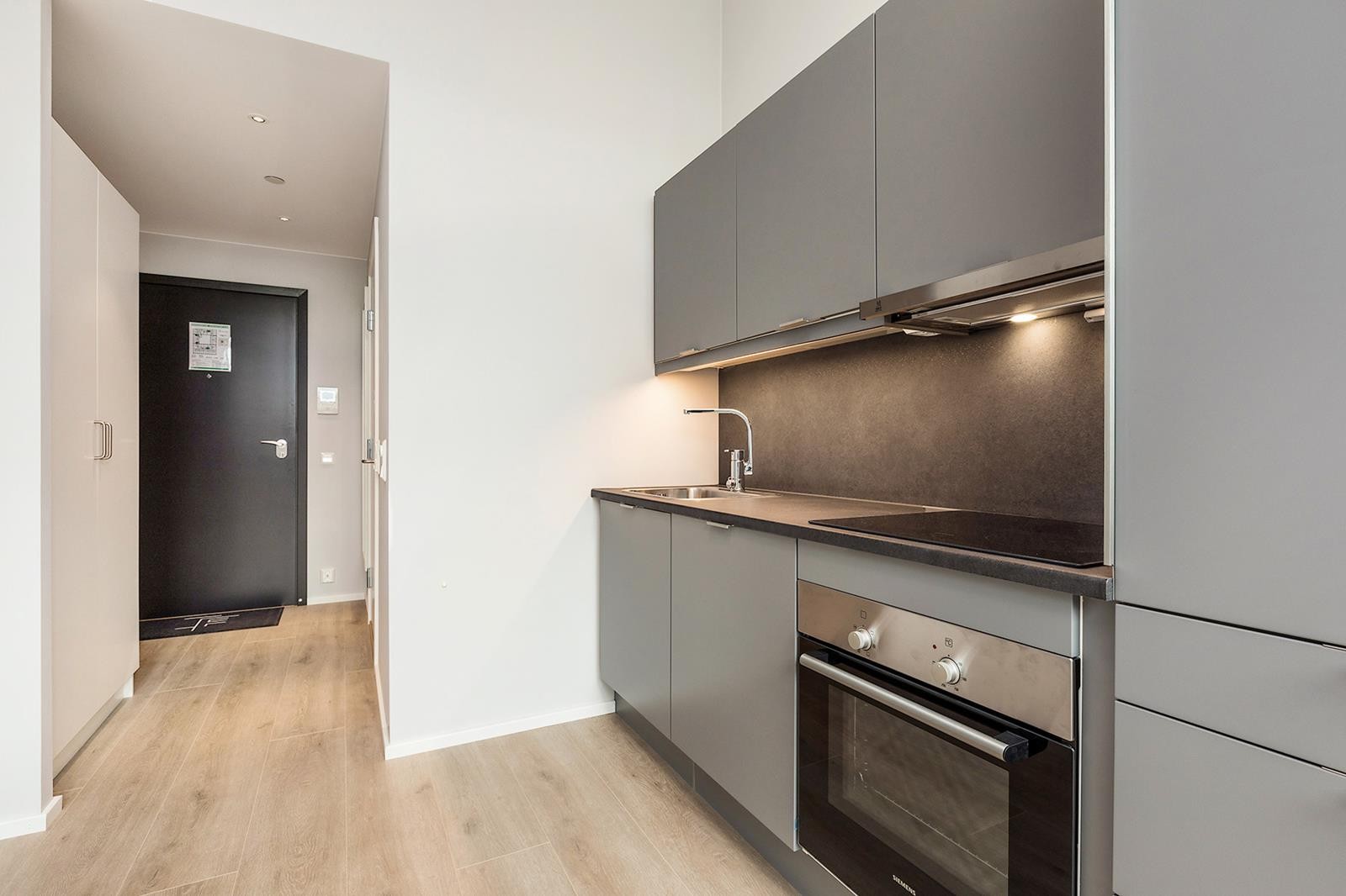 Integrert kjøleskap m/fryser, oppvaskmaskin og komfyr. Galleribilde